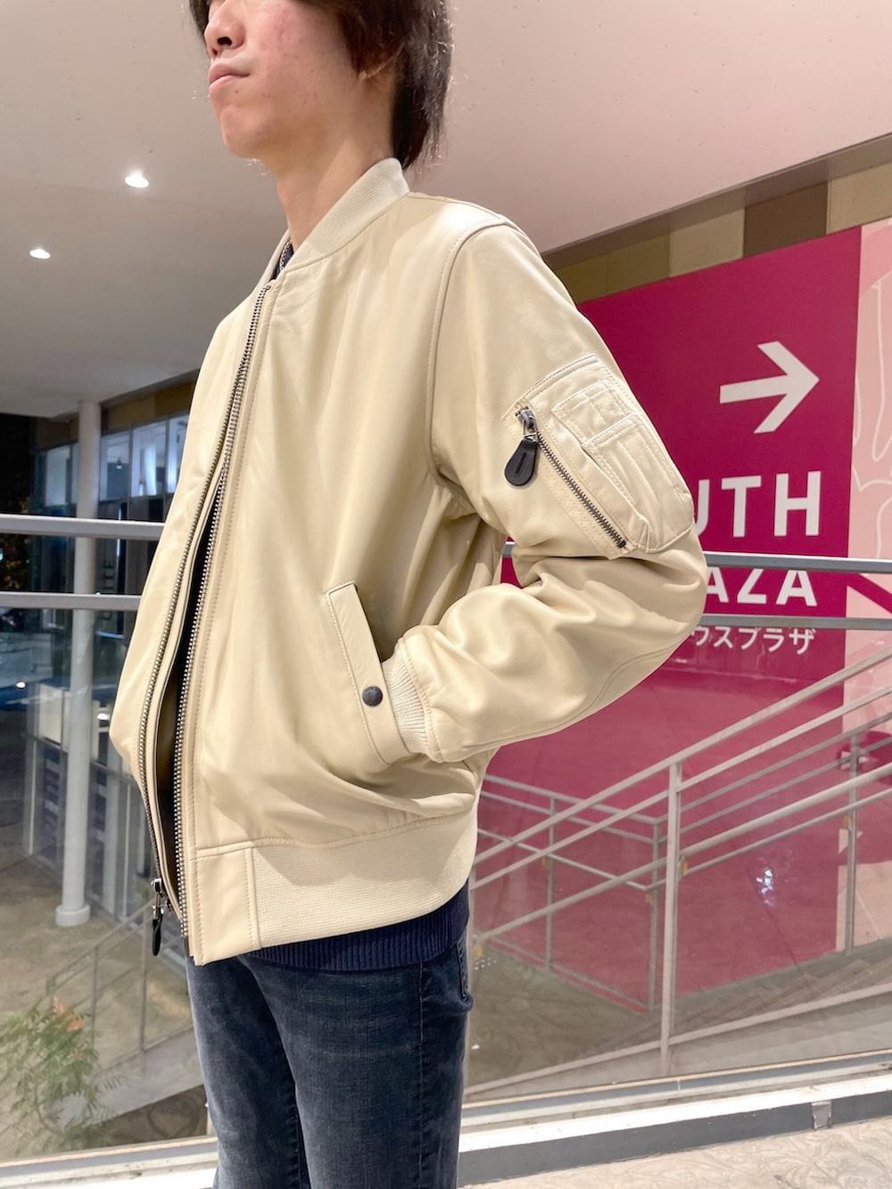 ブルー系のニット/セーター、ホワイト系のMA-1、ブルー系のデニムパンツを着用したメンズの秋コーディネートの2枚目の写真