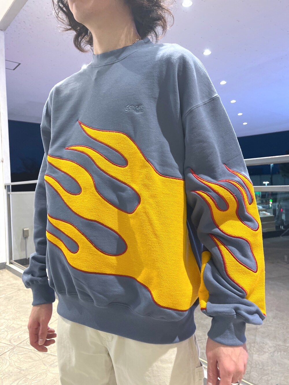 グレー系のスウェット、ホワイト系のその他パンツを着用したメンズの春コーディネートの3枚目の写真