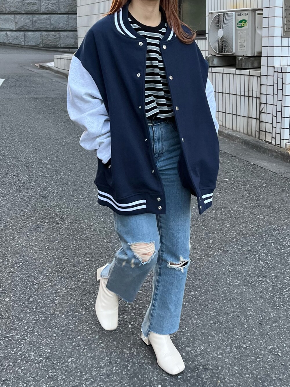 グレー系のTシャツ/カットソーを着用したレディースの冬コーディネートの3枚目の写真