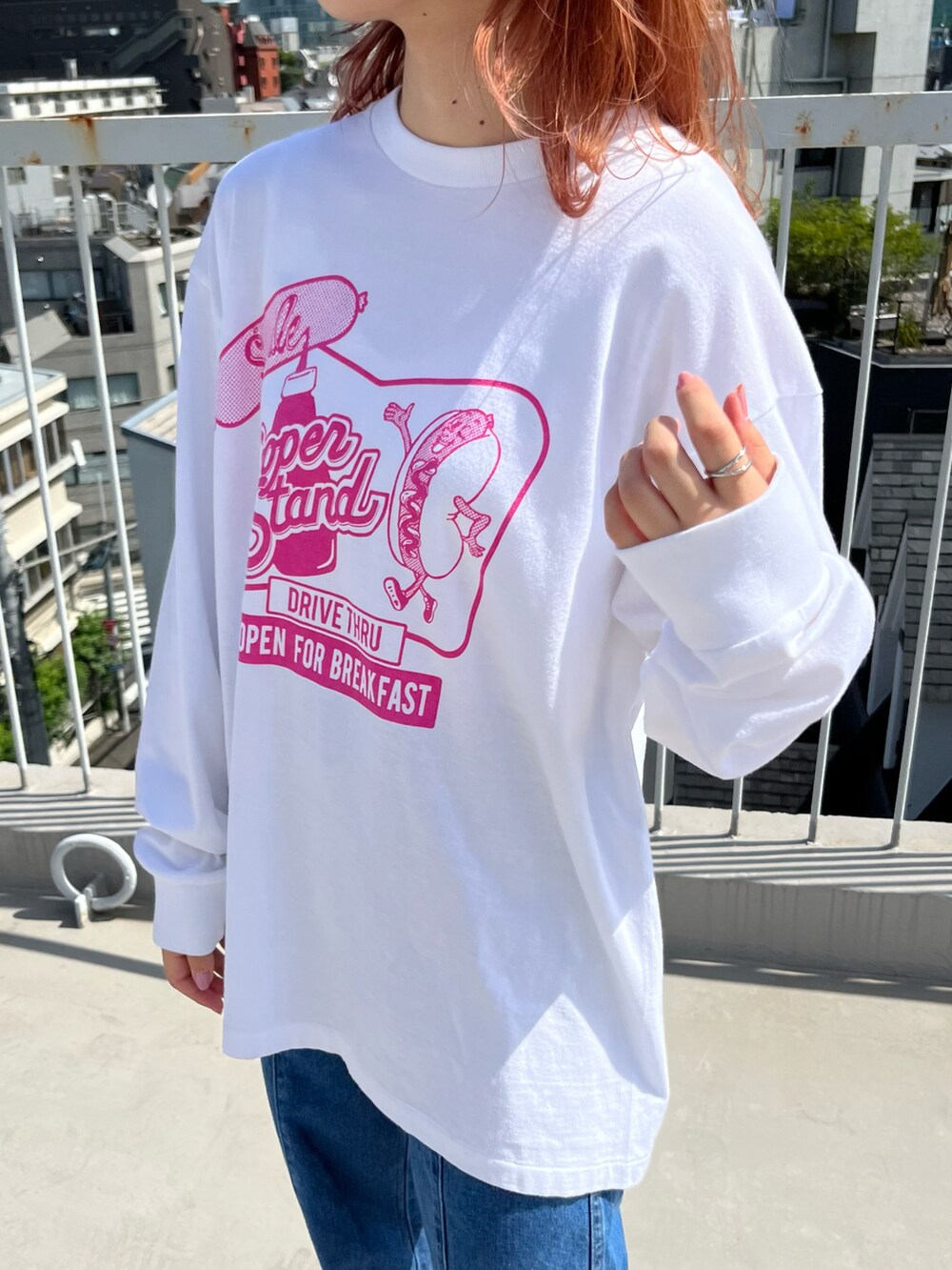 ホワイト系のTシャツ/カットソー、ホワイト系のスニーカーを着用したレディースの秋コーディネートの2枚目の写真