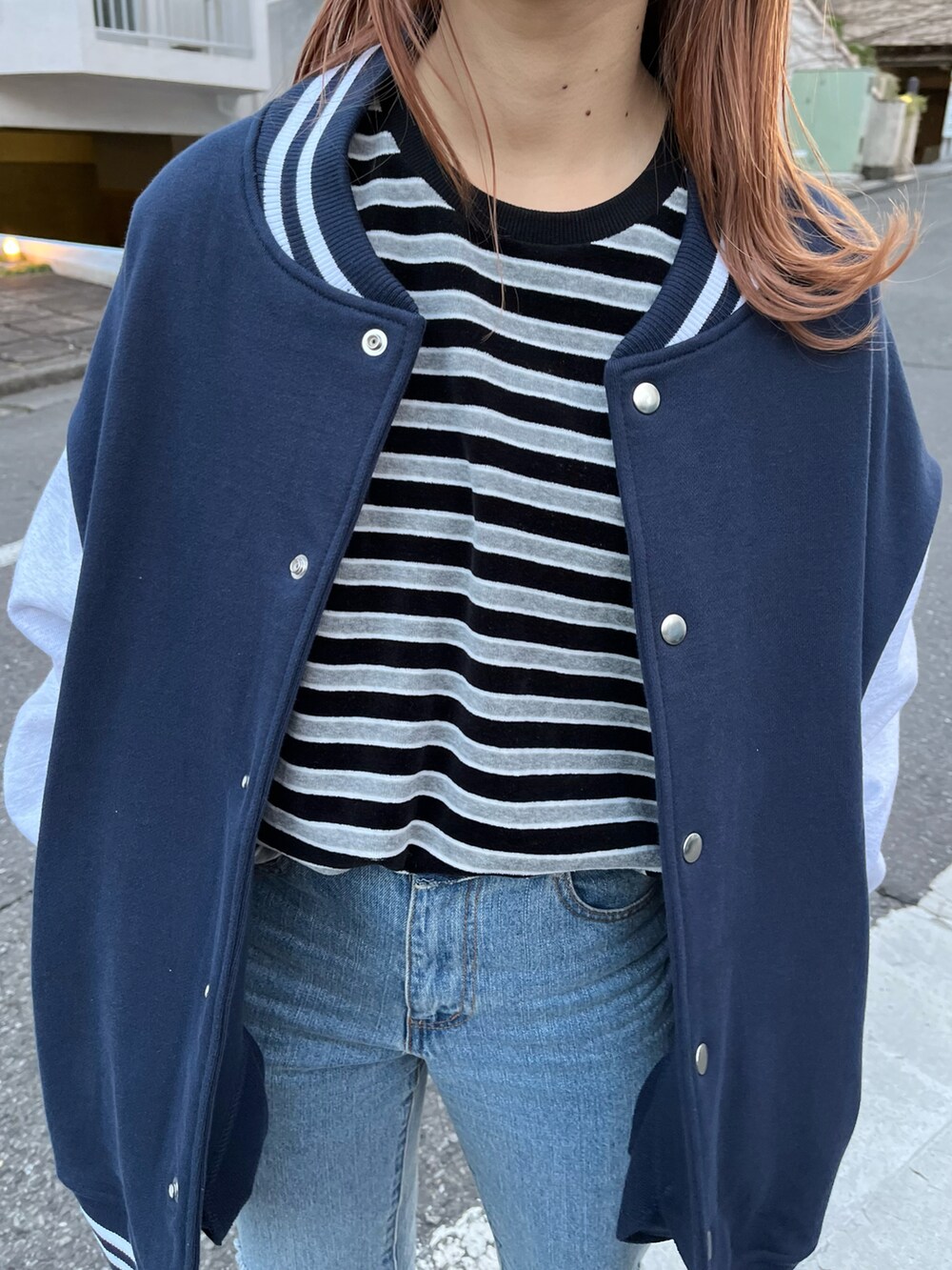 グレー系のTシャツ/カットソーを着用したレディースの冬コーディネートの4枚目の写真