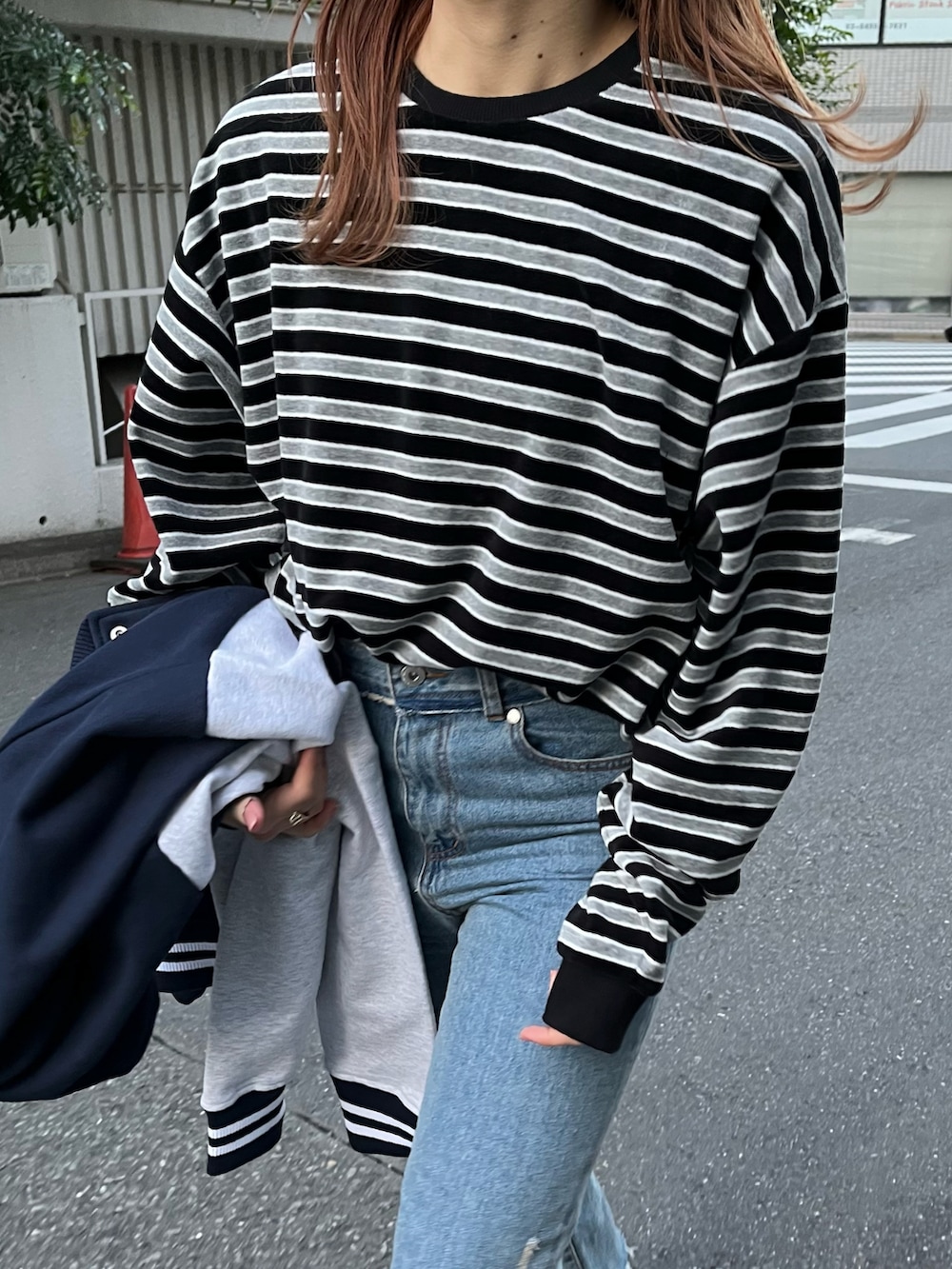 グレー系のTシャツ/カットソーを着用したレディースの冬コーディネートの2枚目の写真