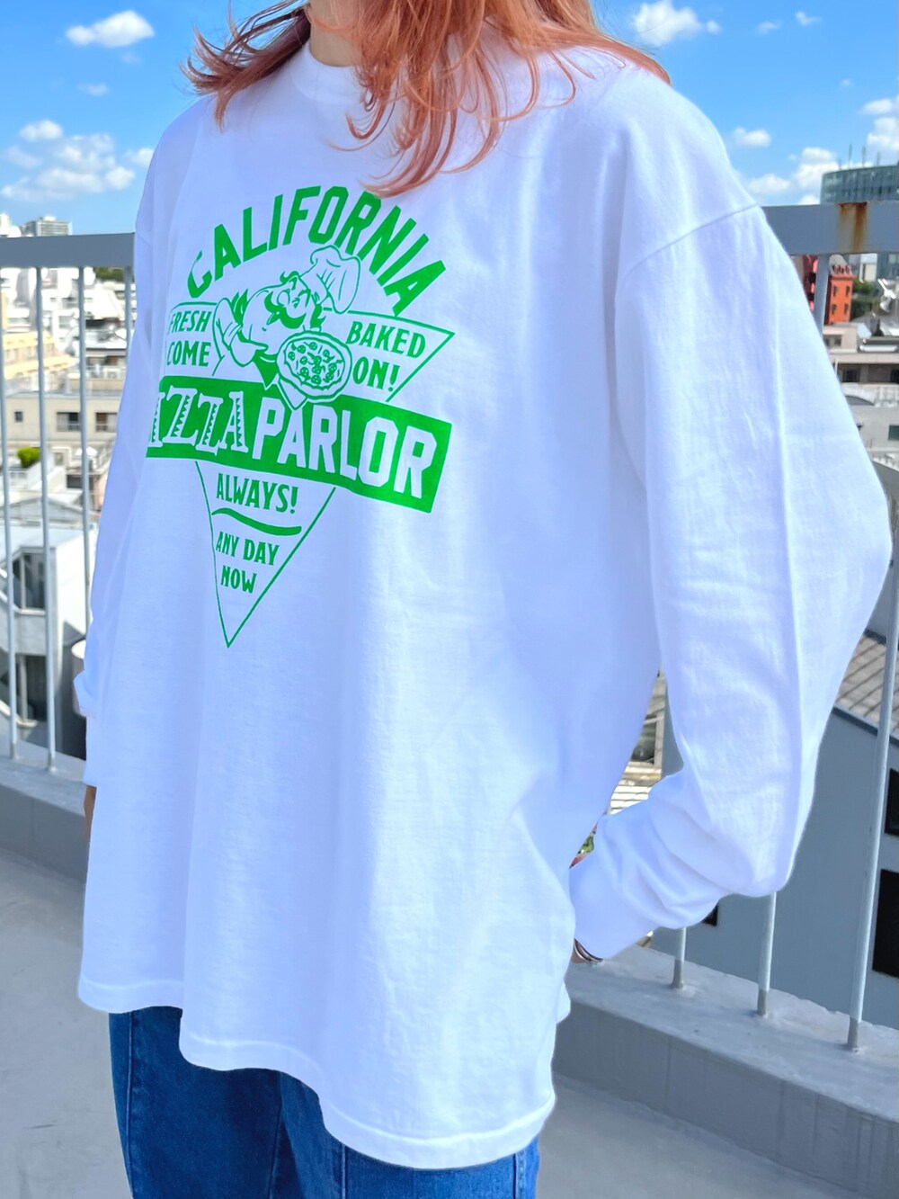 ホワイト系のスニーカー、ホワイト系のTシャツ/カットソーを着用したレディースの秋コーディネートの2枚目の写真