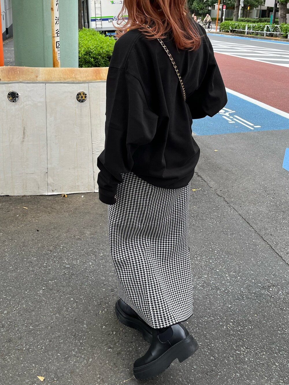 ブラック系のTシャツ/カットソーを着用したレディースの秋コーディネートの2枚目の写真