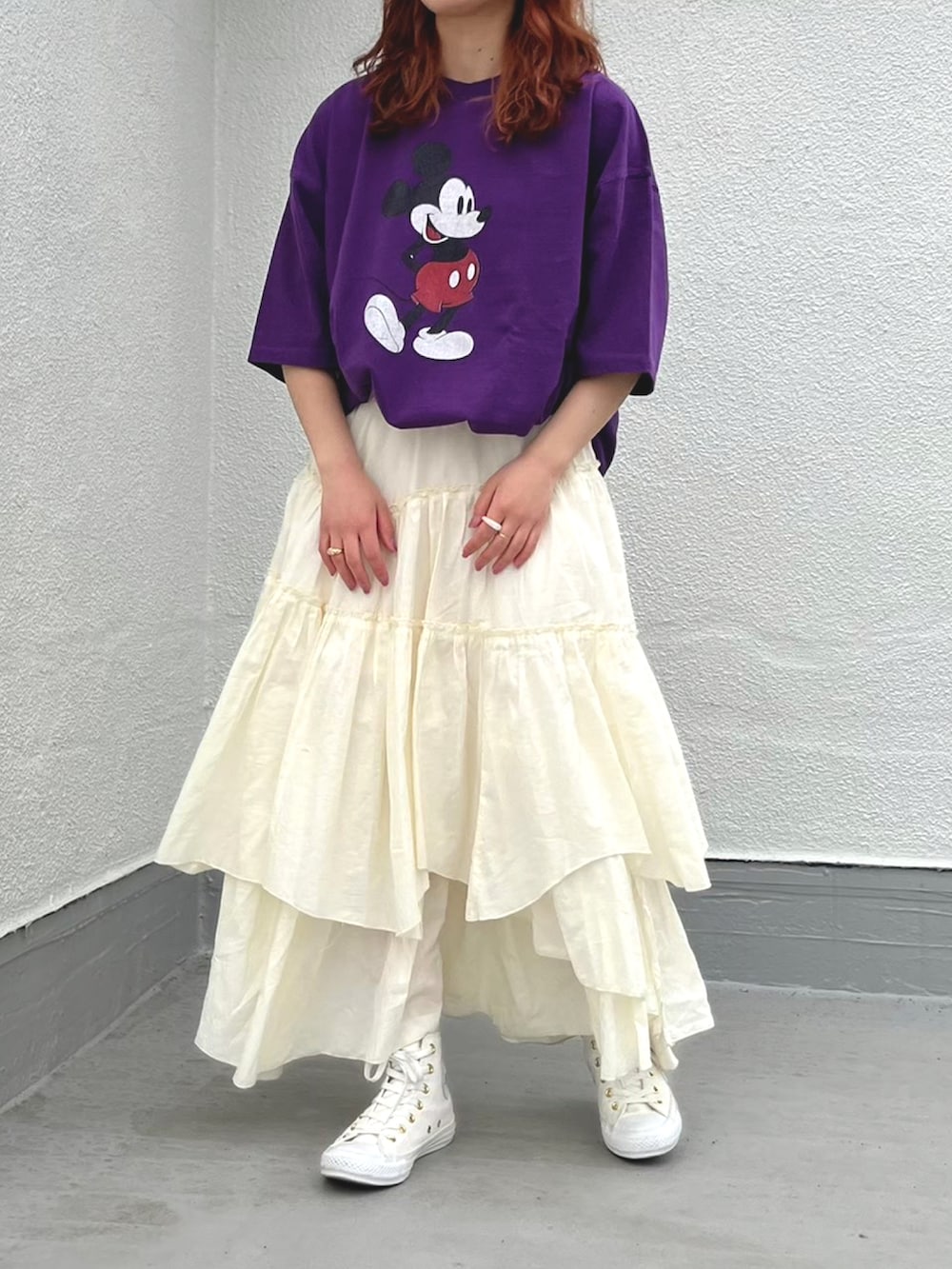 「春夏コーデ、パープル、Tシャツコーデ、Tシャツ、ミッキー、ミッキーT、ミッキーコーデ、ミッキーTシャツ、ディズニーコーデ、ディズニーTシャツ、パープルコーデ、オトナカジュアル、ティアードスカート、コンバース ハイカット、カラーコーデ」｜「SCREEN STARSのアイテム（Tシャツ/カットソー、パープル系）」を使った、DH:macoさん（レディース・155cm）の春コーディネートの2枚目の写真