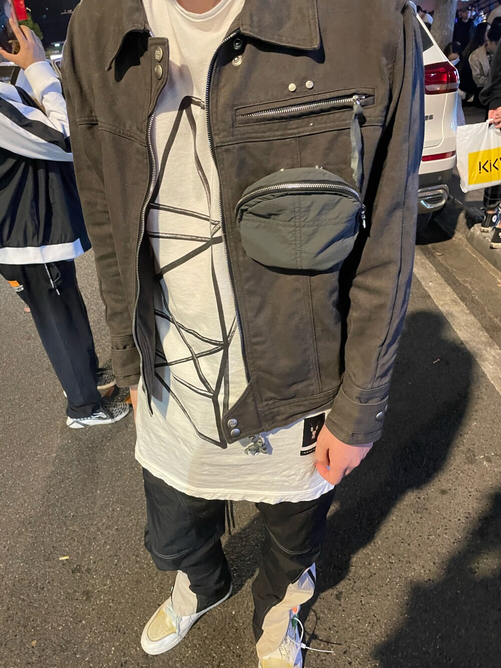 「nike、ootd、街头搭配」｜「far archiveのアイテム（ジャケット/アウター、ブラック系）」を使った、zenn233さん（メンズ・180cm）の秋コーディネートの2枚目の写真