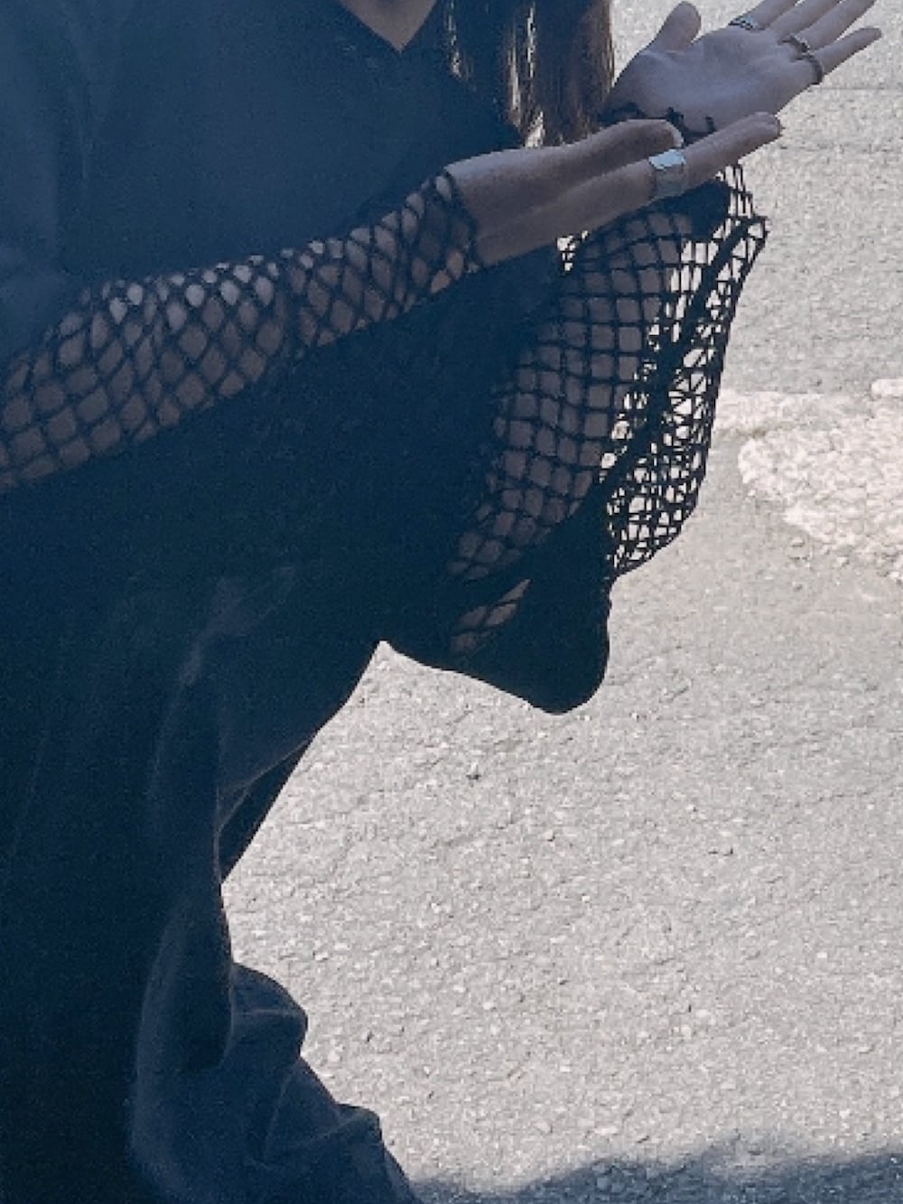 ブラック系のブーツ、その他のシャツ/ブラウス、ブラック系のTシャツ/カットソーを着用したレディースの冬コーディネートの2枚目の写真