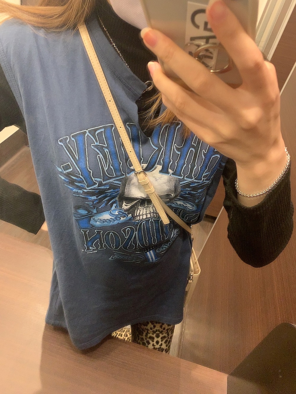 その他のその他パンツ、ブルー系のTシャツ/カットソー、ブラック系のトップスを着用したレディースの冬コーディネートの2枚目の写真