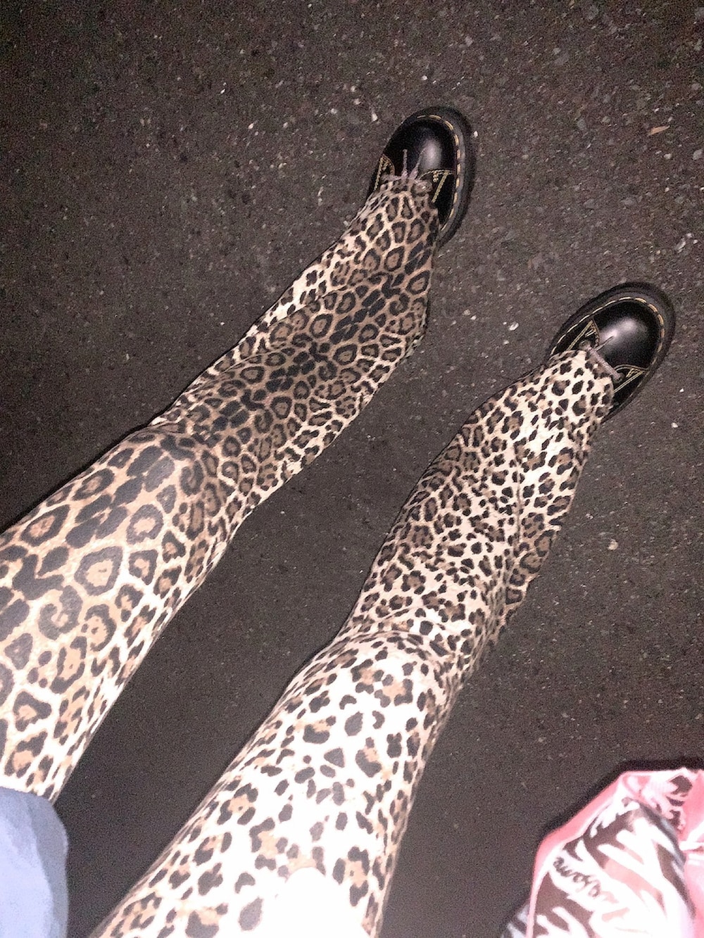 その他のその他パンツ、ブルー系のTシャツ/カットソー、ブラック系のトップスを着用したレディースの冬コーディネートの3枚目の写真