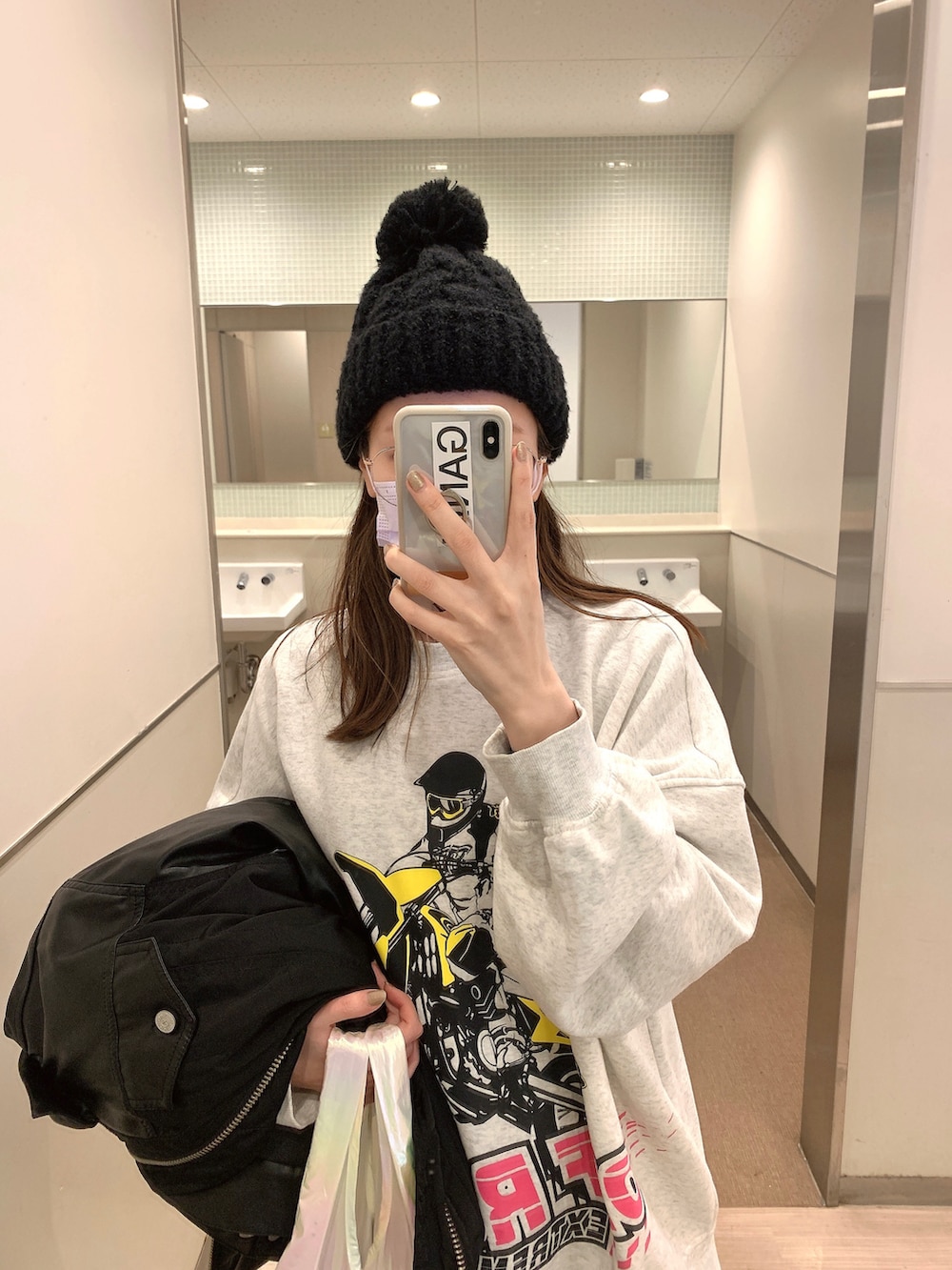 グリーン系のワンピース、ブラック系のシューズ、ホワイト系のスウェットを着用したレディースの冬コーディネートの2枚目の写真