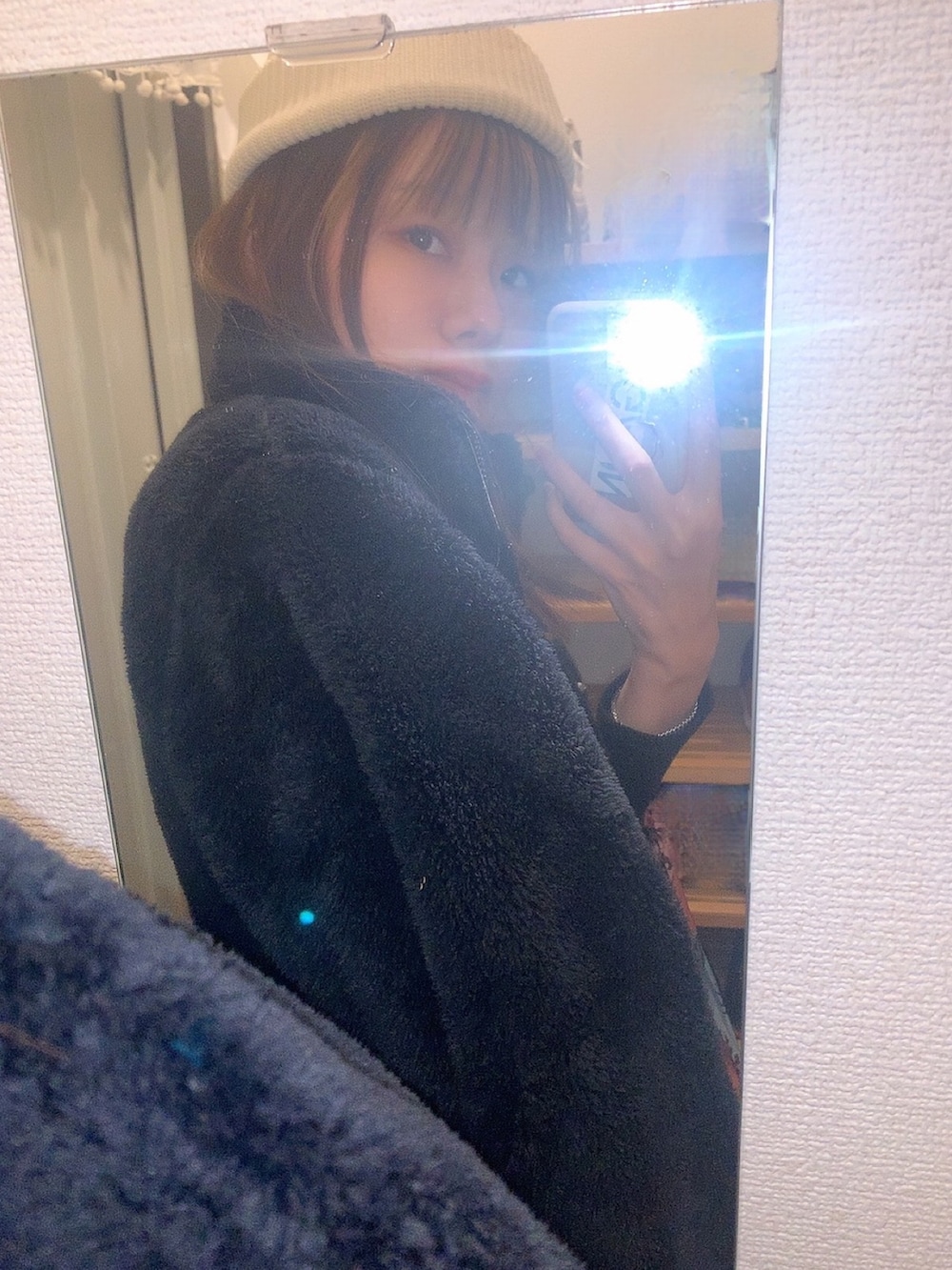 その他のその他パンツ、ブルー系のTシャツ/カットソー、ブラック系のトップスを着用したレディースの冬コーディネートの4枚目の写真