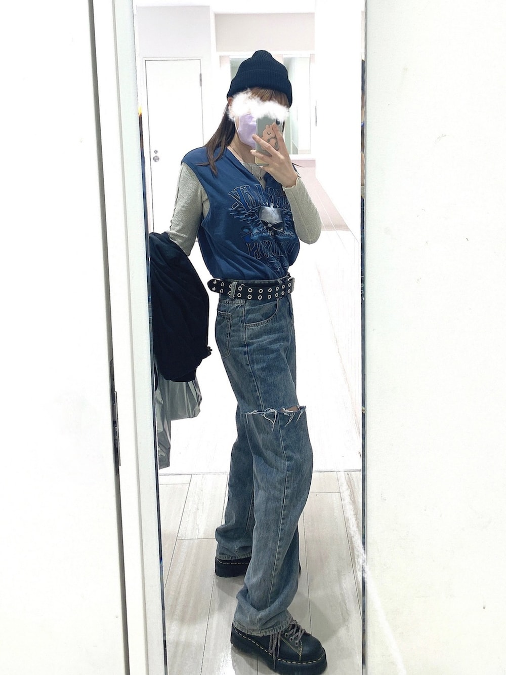 ブラック系のシューズ、ブルー系のデニムパンツ、ブルー系のTシャツ/カットソーを着用したレディースの春コーディネートの2枚目の写真