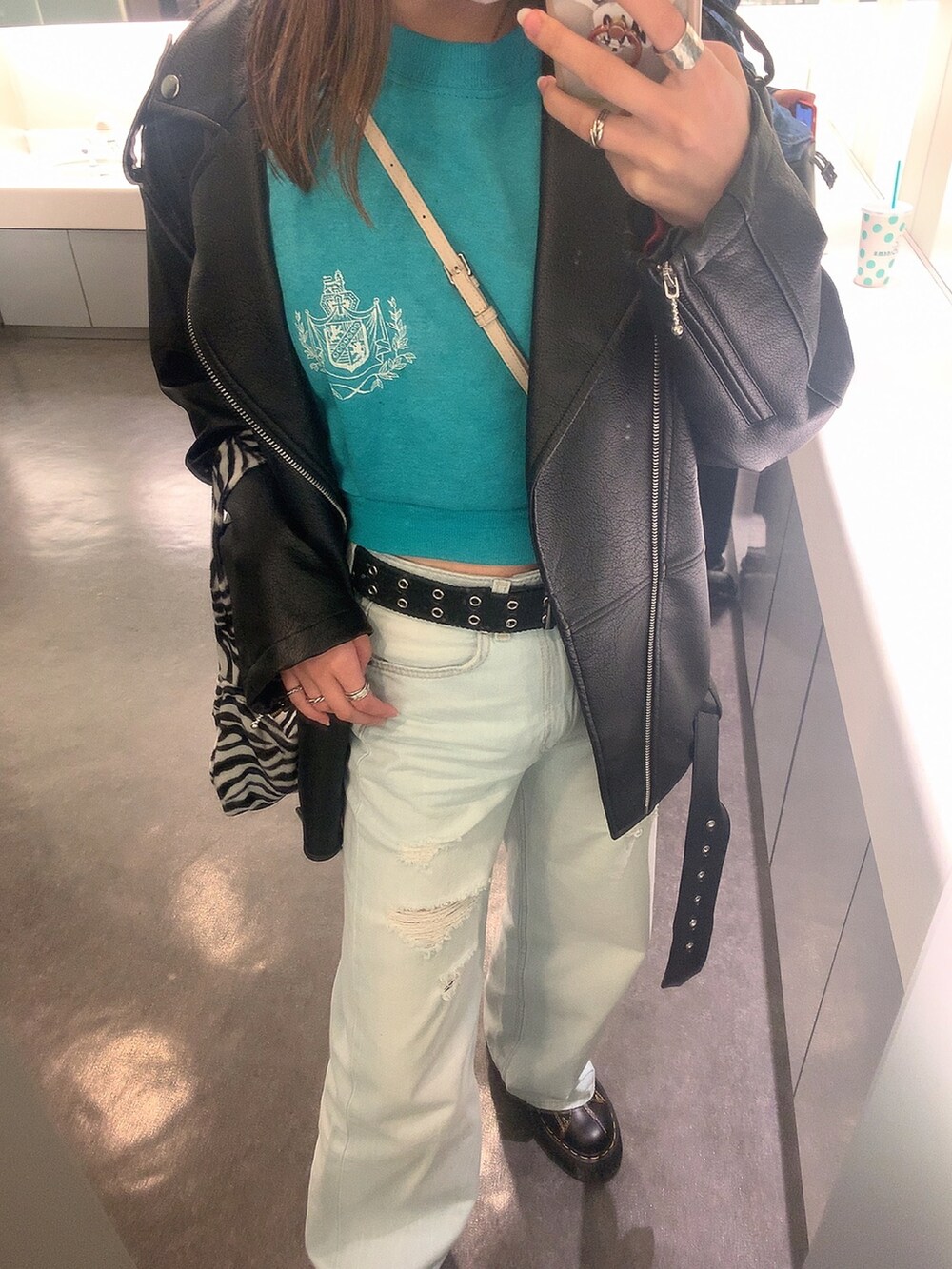 「休日スタイル、古着MIX、デニム、ドクターマーチン、Dr.Martens、古着、vintage、ビンテージ、ライダース、ライダースジャケット、ゼブラ柄、秋服、スウェット」｜「mill wood vintageのアイテム（スウェット、グリーン系）」を使った、monaさん（レディース・162cm）の冬コーディネートの2枚目の写真