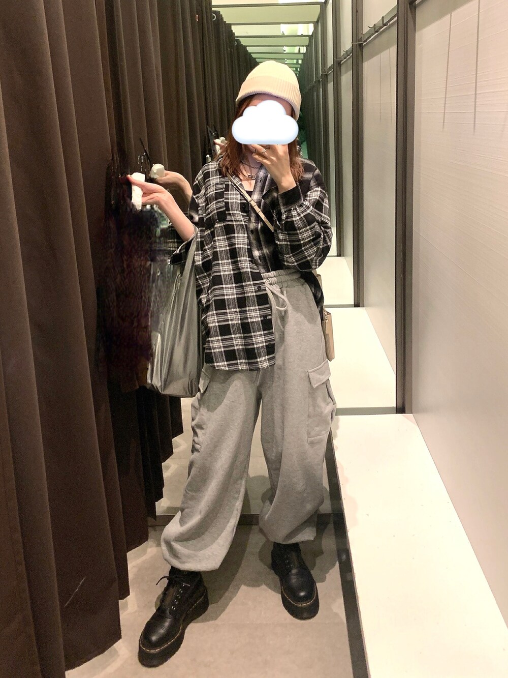 グレー系のスウェットパンツ、ブラック系のブーツ、シルバー系のトートバッグを着用したレディースの夏コーディネートの2枚目の写真