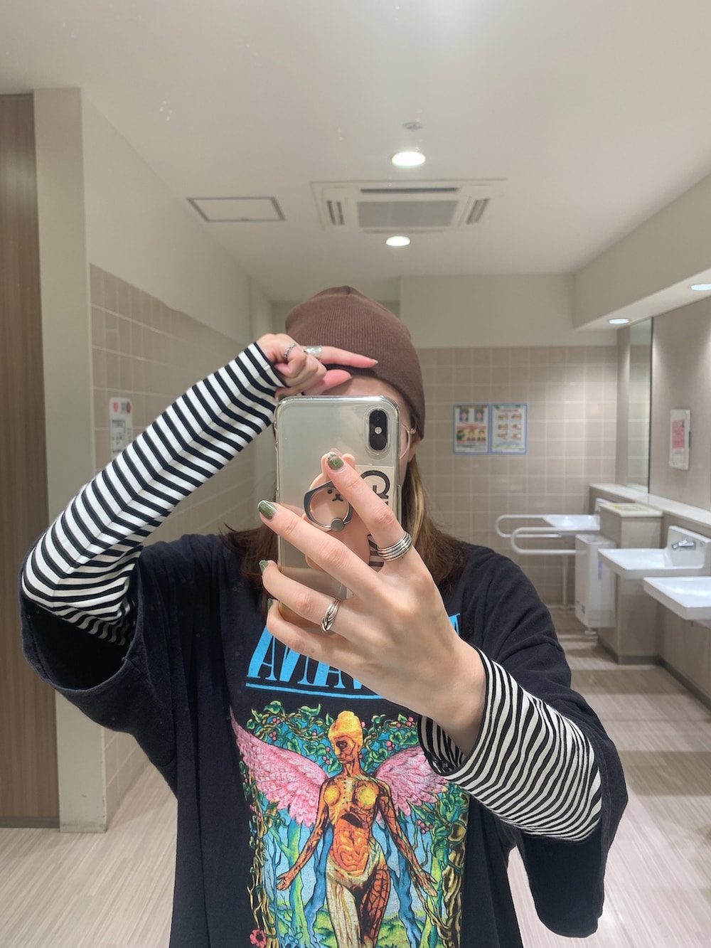 ブラック系のシューズ、シルバー系のトートバッグ、ブラック系のトップスを着用したレディースの春コーディネートの3枚目の写真