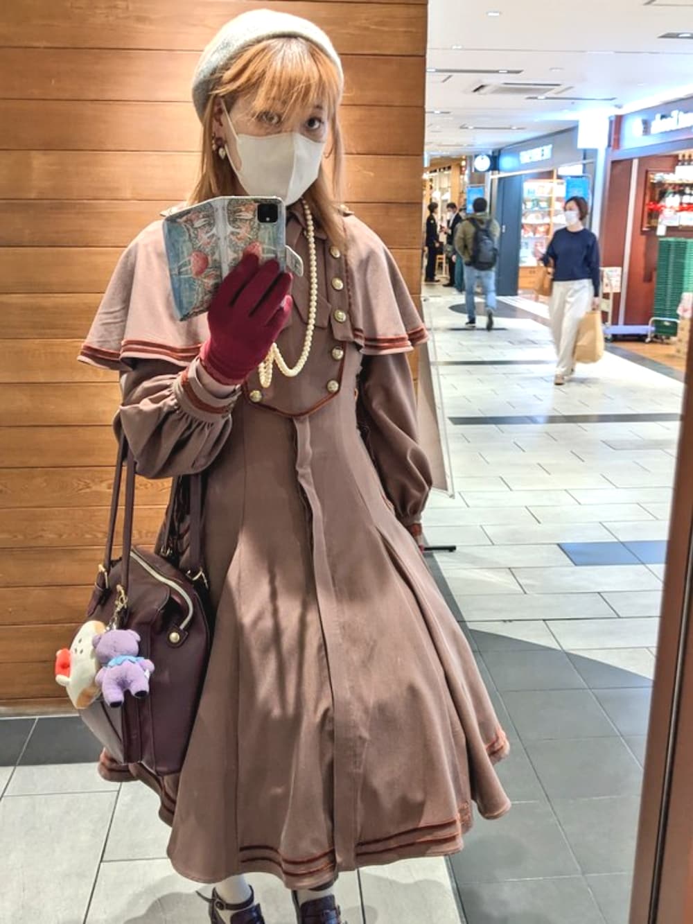 「冬アウター、#冬コーデ、休日スタイル、クリスマスに着たい服、ロングコート」｜「星箱のアイテム（ワンピース、ブラウン系）」を使った、ななお(七緒)さん（レディース・169cm）の冬コーディネートの3枚目の写真