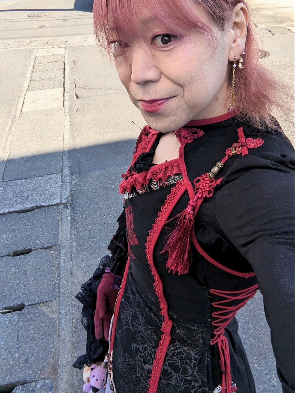 「休日コーデ、服とコスメでなりたい自分に、お洒落さんとつながりたい、和中華、ゴスロリ」｜「OZZ ONESTEのアイテム（ワンピース、ブラック系）」を使った、ななお(七緒)さん（レディース・169cm）の冬コーディネートの5枚目の写真