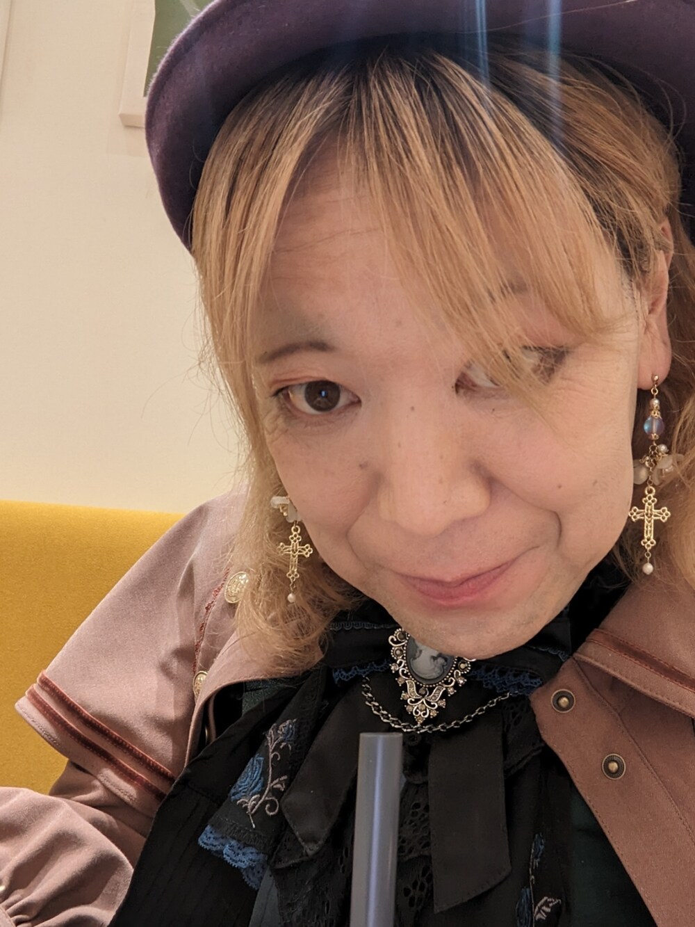 「休日スタイル、秋冬コーデ、お洒落さんとつながりたい、クラロリ、ゴスロリ、MTF、トランスジェンダー、LGBT」｜「OZZ ONESTEのアイテム（ブーツ、レッド系）」を使った、ななお(七緒)さん（レディース・169cm）の冬コーディネートの3枚目の写真