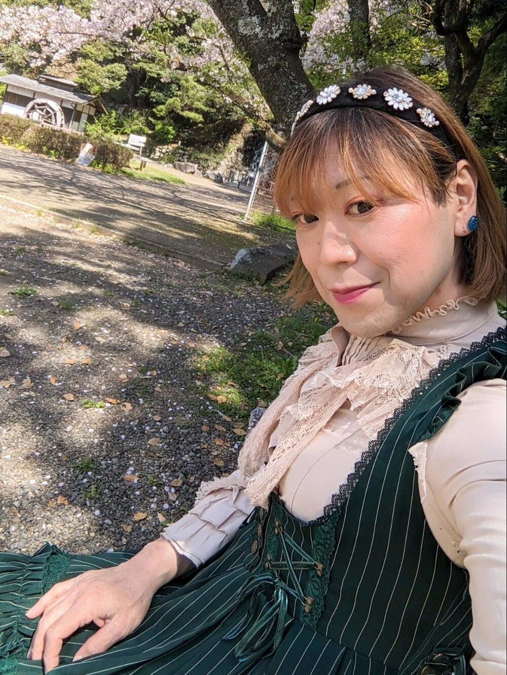 「休日コーデ、お出かけコーデ、シンプルコーデ、春、おしゃれさんと繋がりたい、MTF、LGBT」｜「OZZ ONESTEのアイテム（シャツ/ブラウス、ベージュ系）」を使った、ななお(七緒)さん（レディース・169cm）の春コーディネートの2枚目の写真