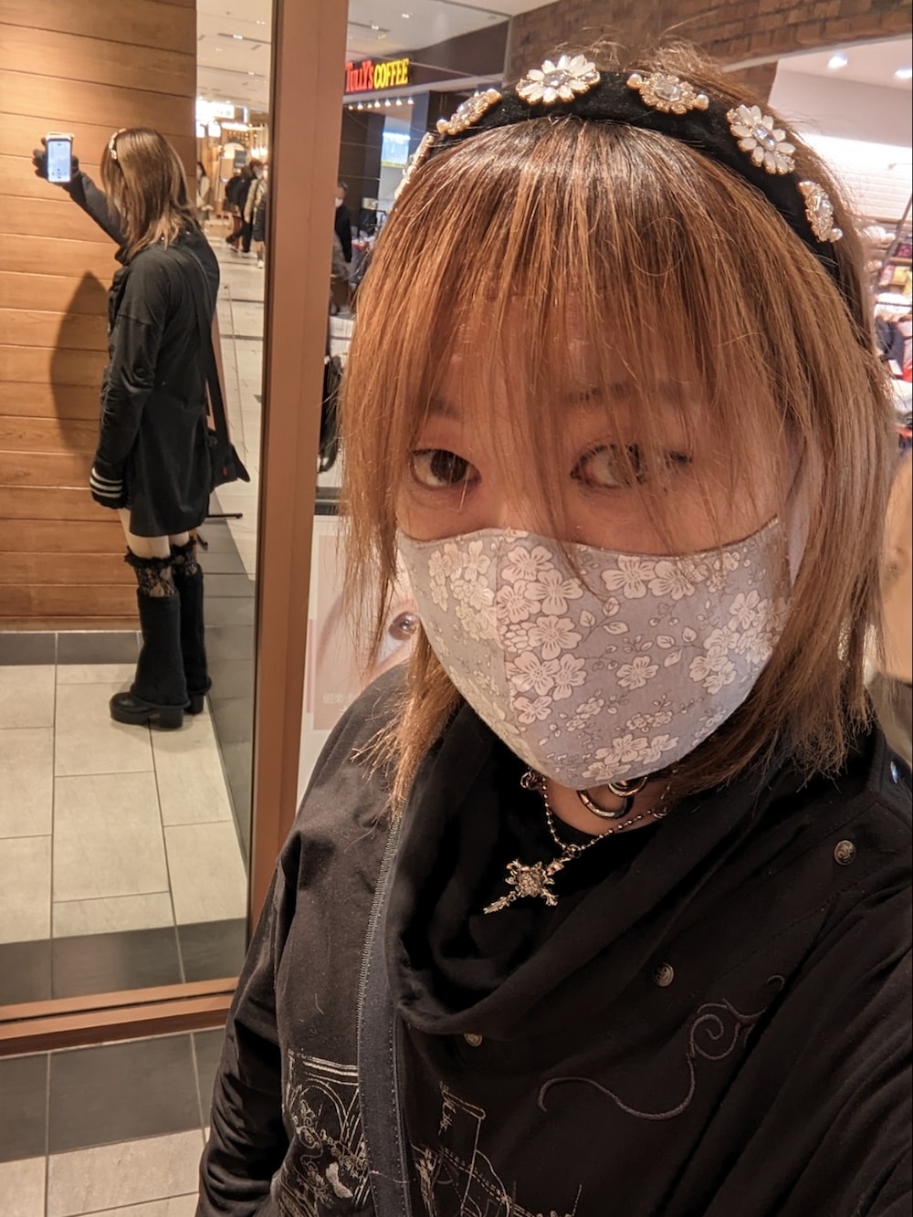 「ブラック、カジュアル、サブカル、MTF、LGBT」｜「OZZ ONESTEのアイテム（その他トップス、ブラック系）」を使った、ななお(七緒)さん（レディース・169cm）の冬コーディネートの2枚目の写真