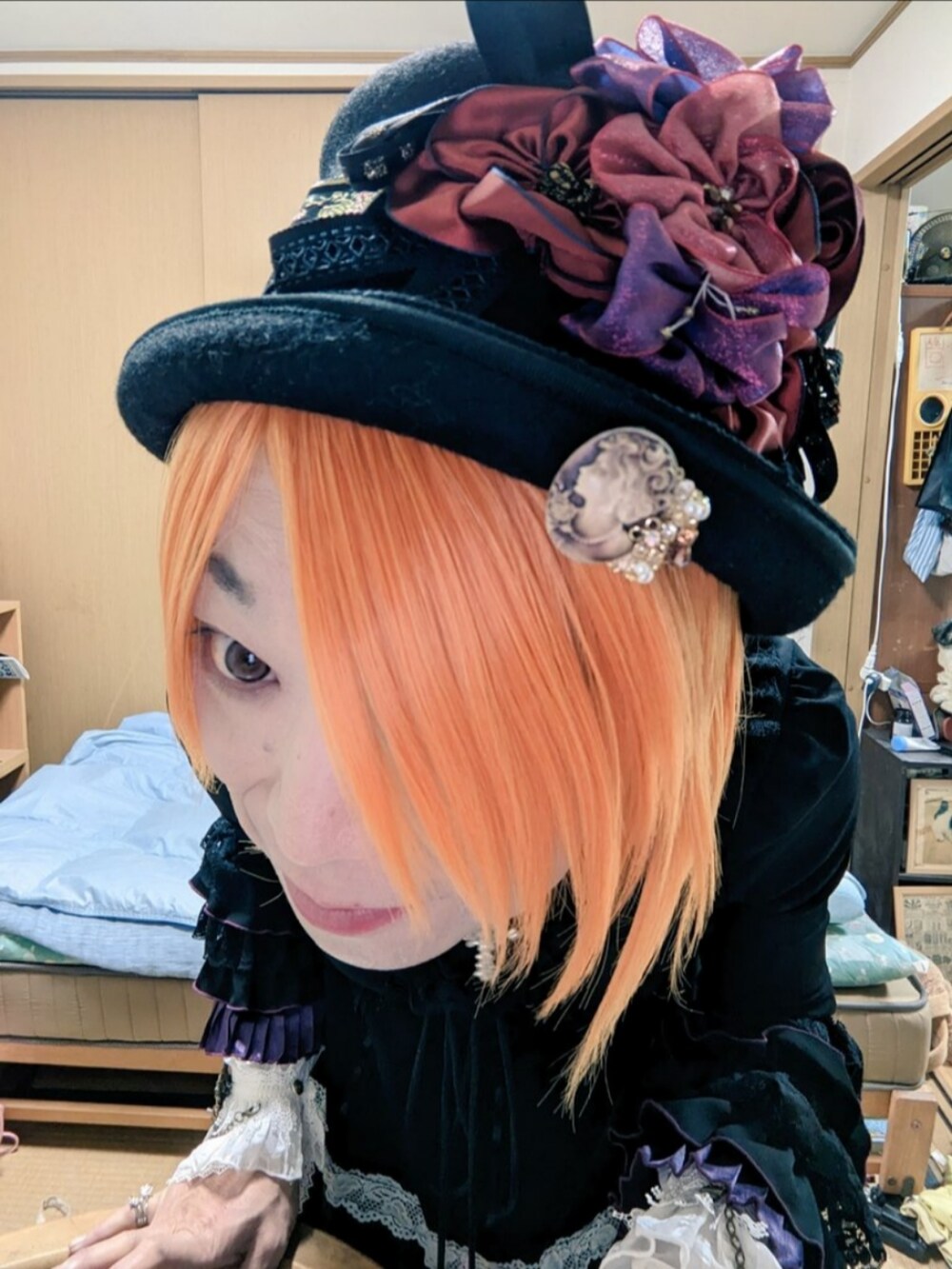 「黒コーデ、ハロウィンコーデ、ゴスロリ」｜「薔薇の帽子のアイテム（ハット、ブラック系）」を使った、ななお(七緒)さん（レディース・169cm）の秋コーディネートの3枚目の写真