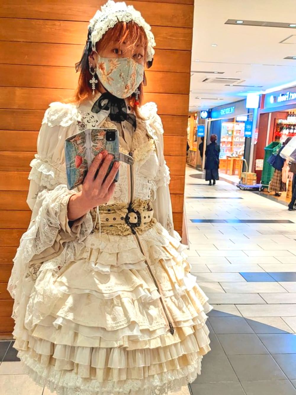 「休日コーデ、お洒落さんとつながりたい、ゴスロリ、服とコスメでなりたい自分に、クリスマスに着たい服」｜「OZZ ONESTEのアイテム（ワンピース/ドレス、ホワイト系）」を使った、ななお(七緒)さん（レディース・169cm）の冬コーディネートの4枚目の写真