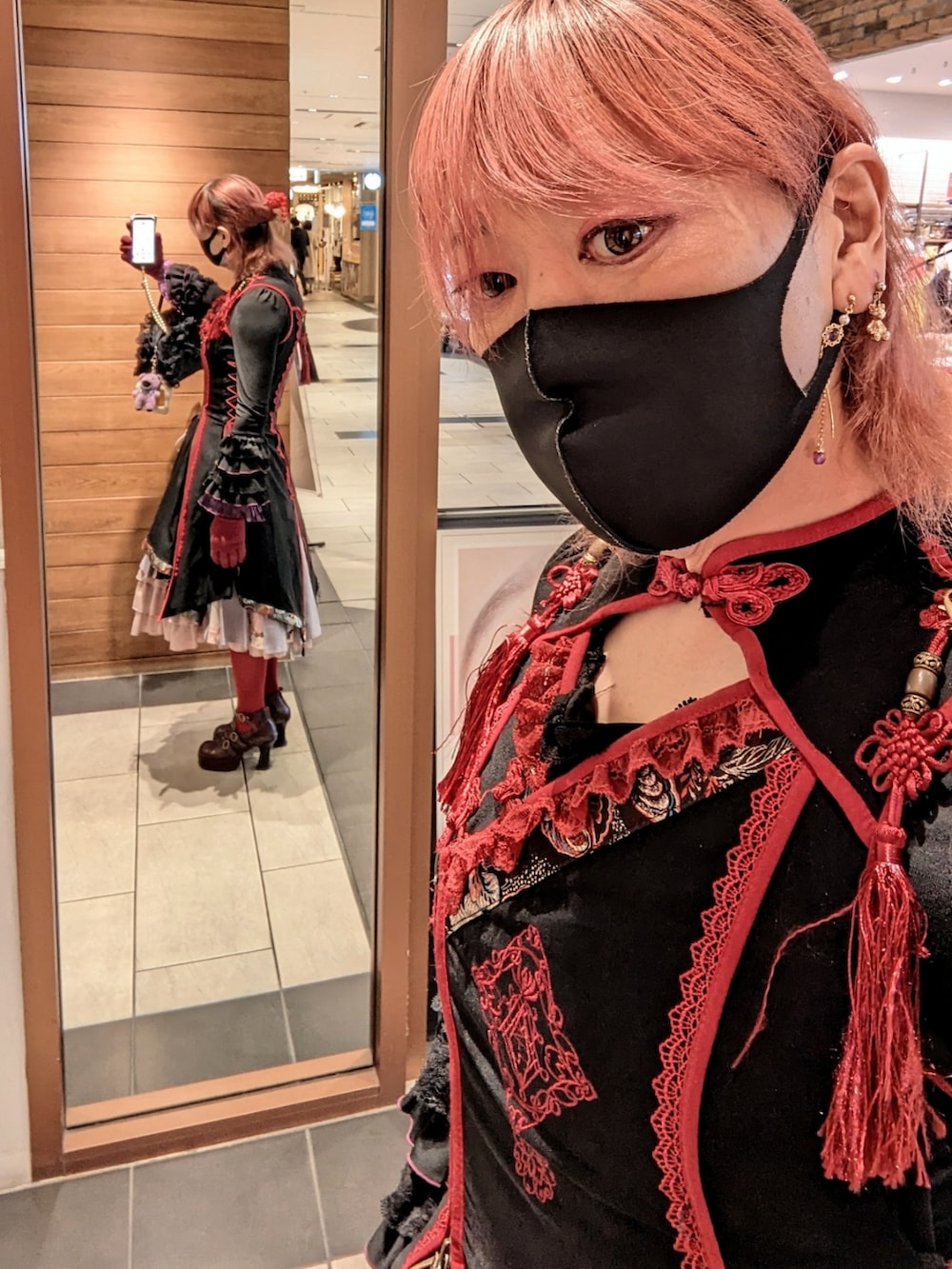 「休日コーデ、服とコスメでなりたい自分に、お洒落さんとつながりたい、和中華、ゴスロリ」｜「OZZ ONESTEのアイテム（ワンピース、ブラック系）」を使った、ななお(七緒)さん（レディース・169cm）の冬コーディネートの2枚目の写真