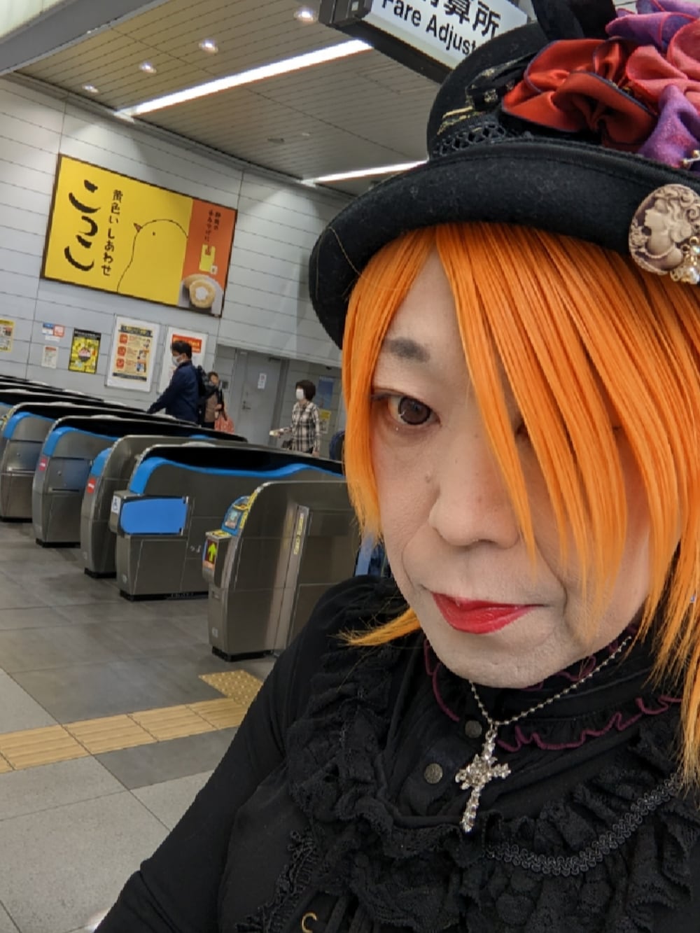 「黒コーデ、ハロウィンコーデ、ゴスロリ」｜「薔薇の帽子のアイテム（ハット、ブラック系）」を使った、ななお(七緒)さん（レディース・169cm）の秋コーディネートの4枚目の写真