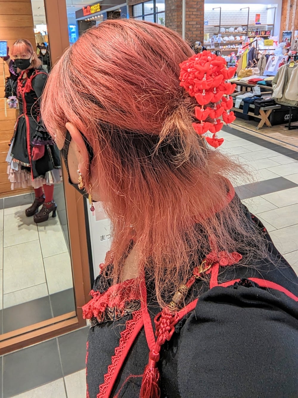 「休日コーデ、服とコスメでなりたい自分に、お洒落さんとつながりたい、和中華、ゴスロリ」｜「OZZ ONESTEのアイテム（ワンピース、ブラック系）」を使った、ななお(七緒)さん（レディース・169cm）の冬コーディネートの3枚目の写真