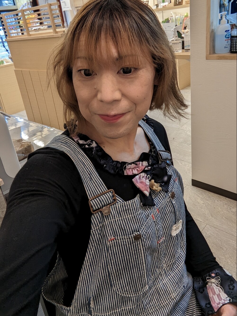 「休日コーデ、カジュアルコーデ、MTF、LGBT、オーバーオール」｜「BIG MACのアイテム（サロペット/オーバーオール、ブルー系）」を使った、ななお(七緒)さん（レディース・169cm）の春コーディネートの2枚目の写真