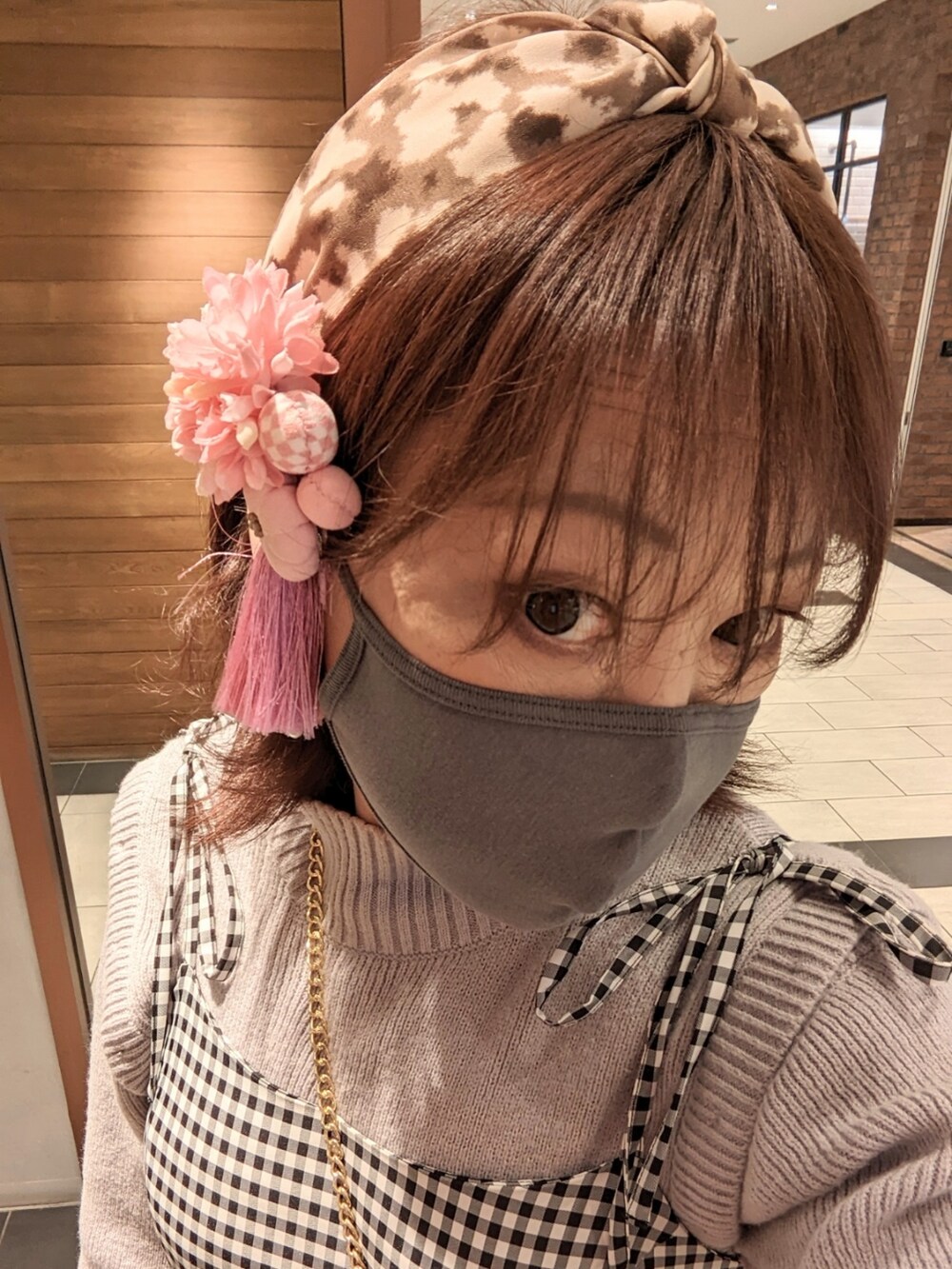 「休日コーデ、ニット」｜「NICE CLAUPのアイテム（ジャンパースカート、グレー系）」を使った、ななお(七緒)さん（レディース・169cm）の冬コーディネートの2枚目の写真