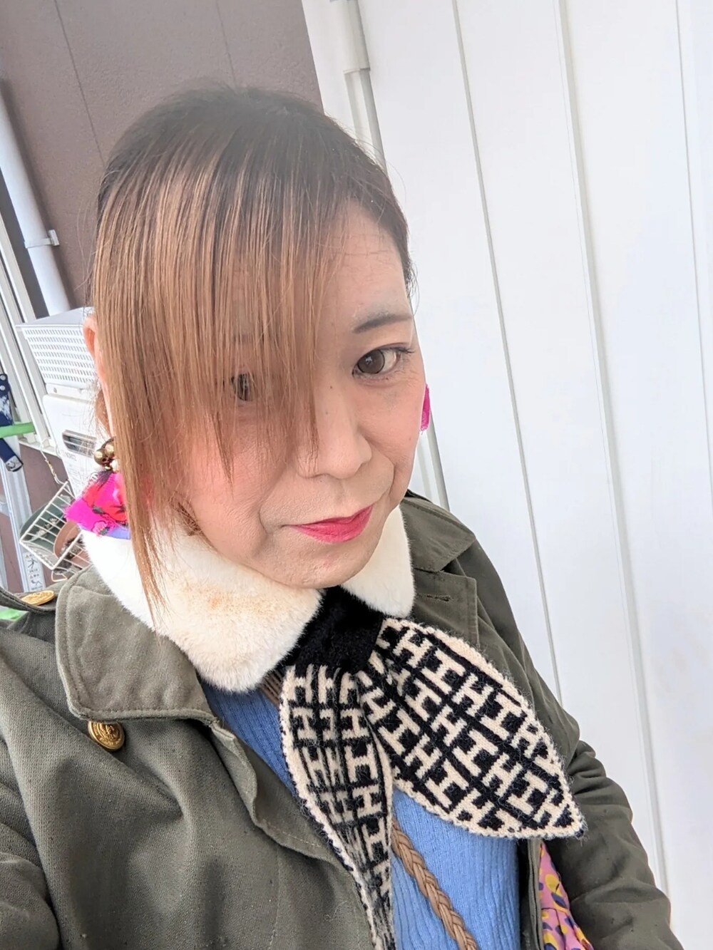 「ミリタリー、休日スタイル、お出かけコーデ、カジュアル、LGBT、MTF」｜「NICE CLAUPのアイテム（スカート、ピンク系）」を使った、ななお(七緒)さん（レディース・169cm）の冬コーディネートの2枚目の写真