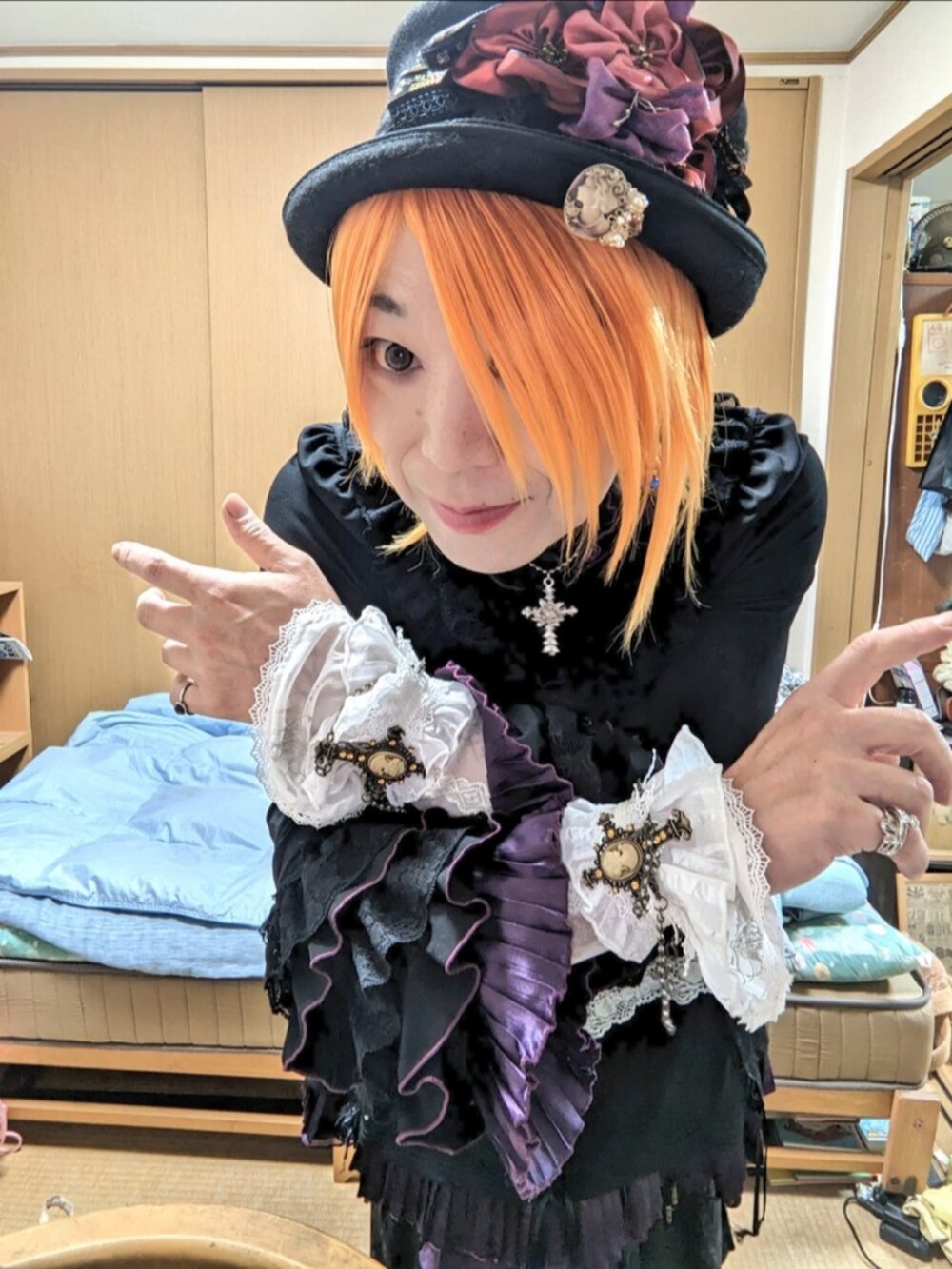 「黒コーデ、ハロウィンコーデ、ゴスロリ」｜「薔薇の帽子のアイテム（ハット、ブラック系）」を使った、ななお(七緒)さん（レディース・169cm）の秋コーディネートの2枚目の写真