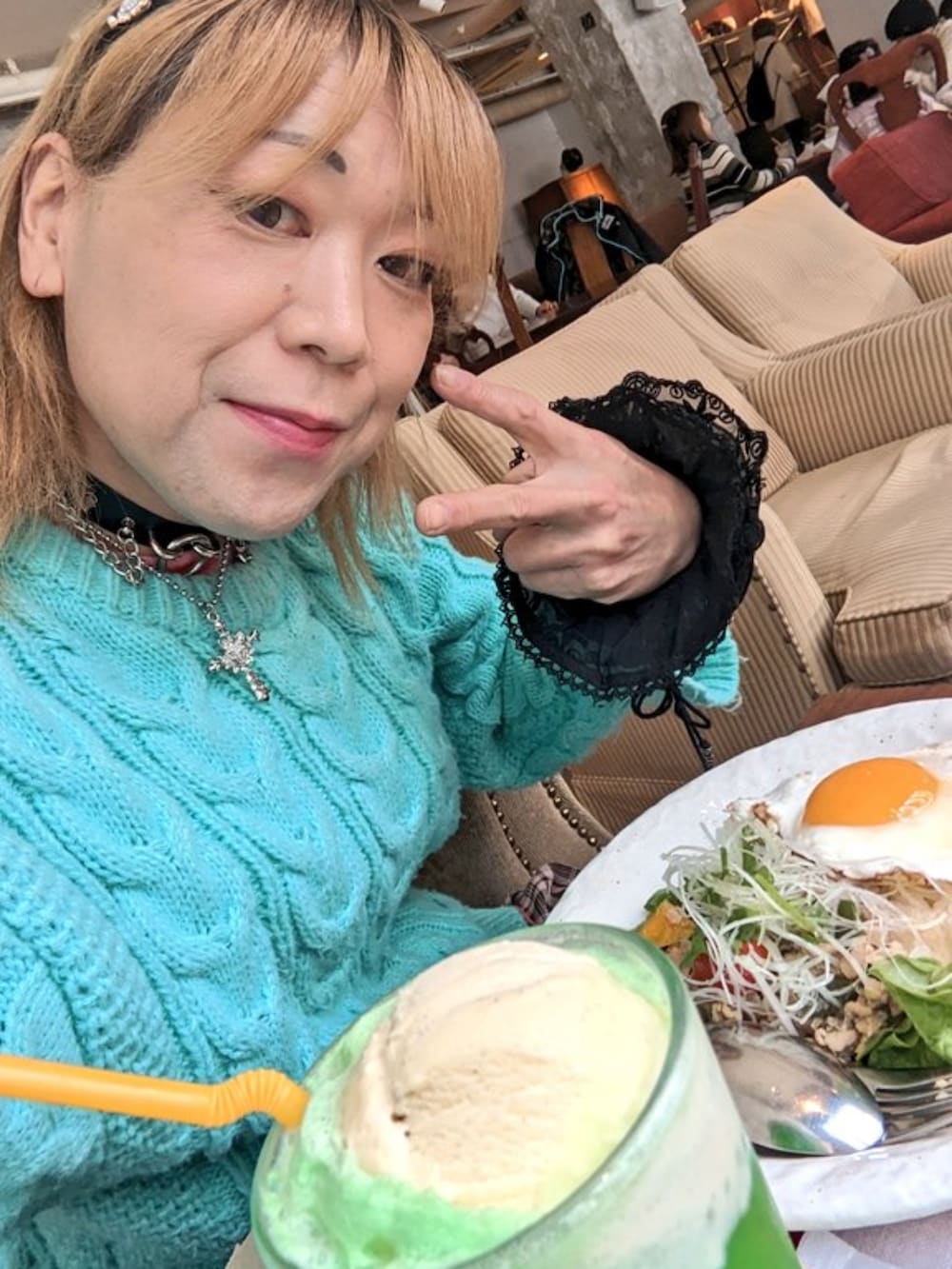 「休日コーデ、カジュアル、お洒落さんとつながりたい、今日のコーデ、地雷系ファッション」｜「OZZ ONESTEのアイテム（アームカバー、ブラック系）」を使った、ななお(七緒)さん（レディース・169cm）の冬コーディネートの5枚目の写真