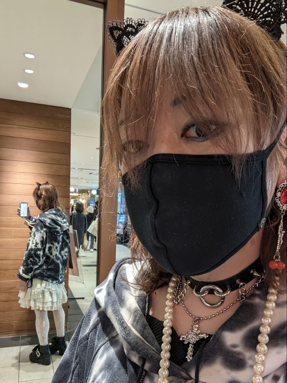 「休日スタイル、お洒落さんとつながりたい、カジュアル、MTF、LGBT、トランスジェンダー、病みかわいい、地雷系ファッション、ゴスロリ」｜「OZZ ONESTEのアイテム（パーカー、グレー系）」を使った、ななお(七緒)さん（レディース・169cm）の冬コーディネートの2枚目の写真