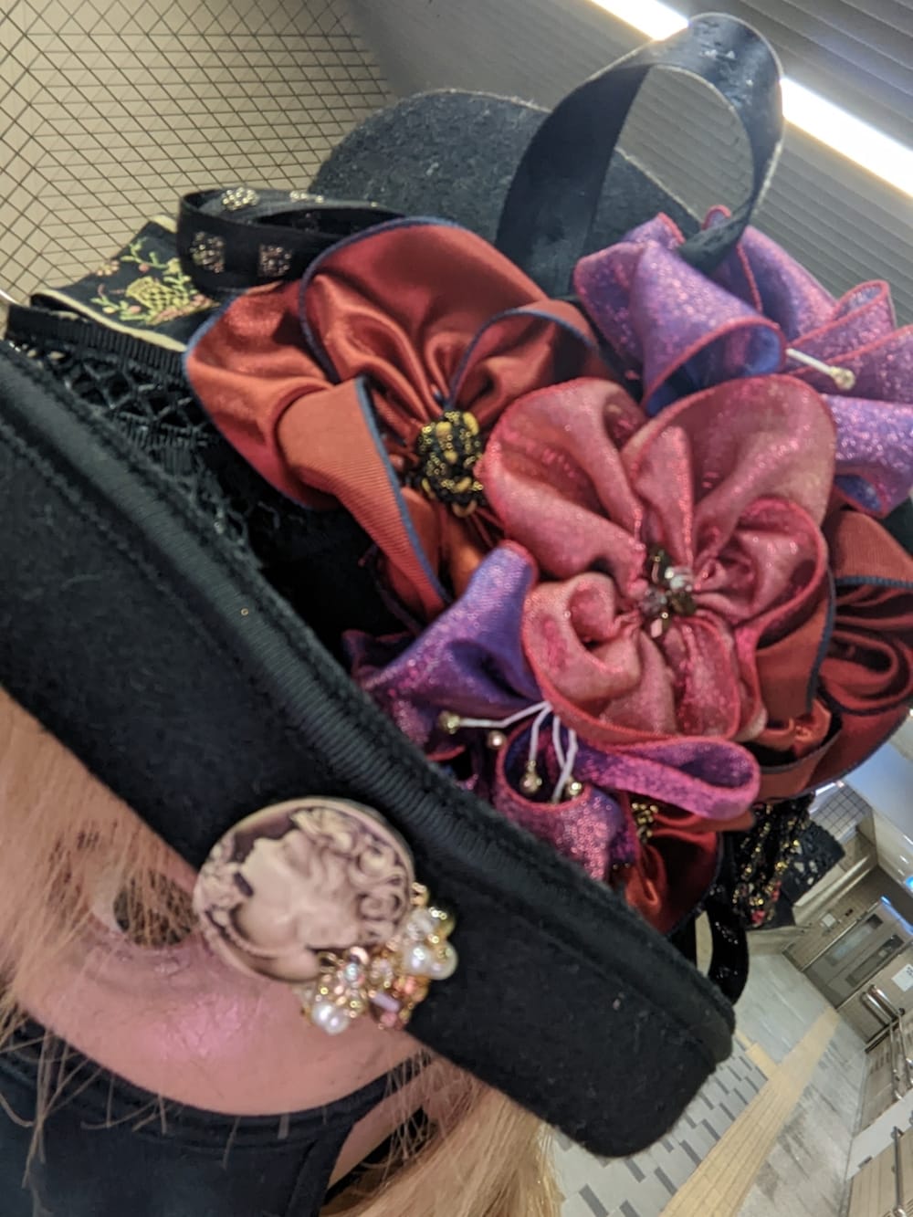 「休日コーデ、お洒落さんとつながりたい、パンツスタイル、ビッグシルエット、メンズライク」｜「薔薇の帽子屋のアイテム（ハット、ブラック系）」を使った、ななお(七緒)さん（レディース・169cm）の冬コーディネートの3枚目の写真
