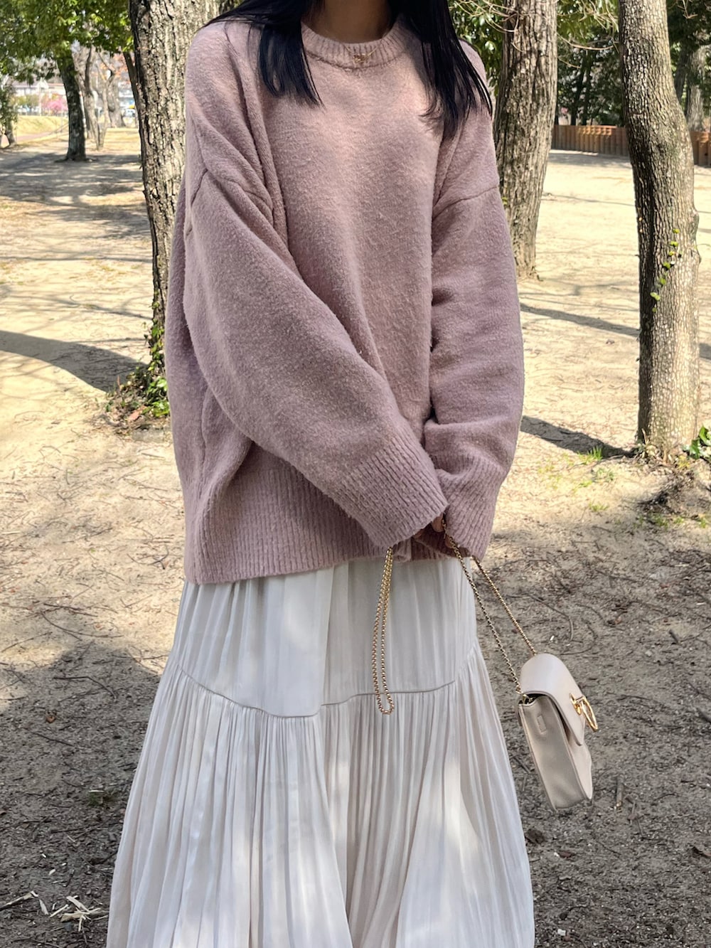 「春服デビュー宣言、春コーデ、ピンクニット、ピンクコーデ、ゆるコーデ、ニット」｜「Honeysのティアードスカート（スカート、ホワイト系）」を使った、ながいゆなさん（骨格ウェーブ・レディース・158cm）の春コーディネートの4枚目の写真