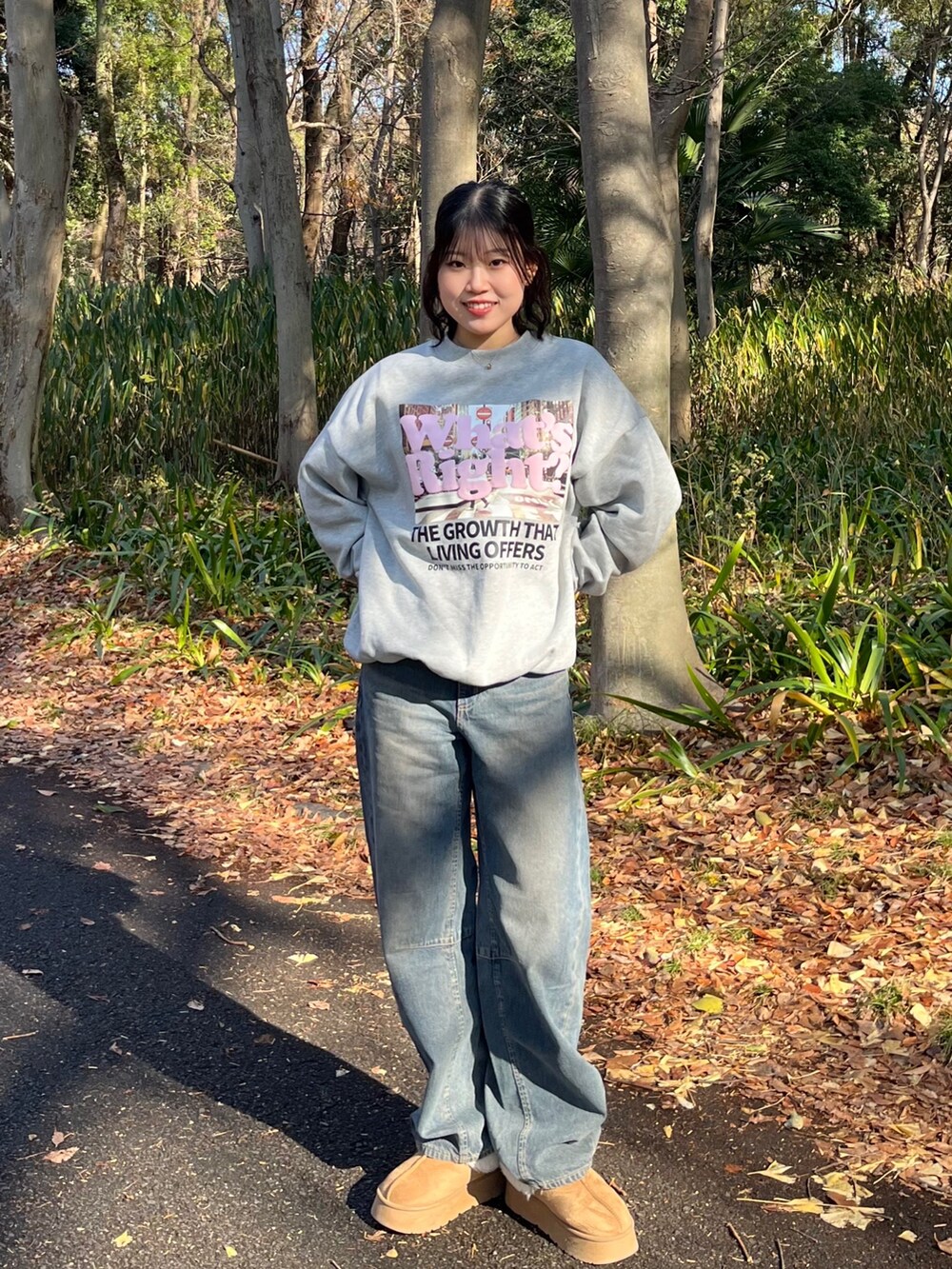 ブルー系のデニムパンツ、ベージュ系のブーツ、グレー系のスウェットを着用したレディースの冬コーディネートの3枚目の写真