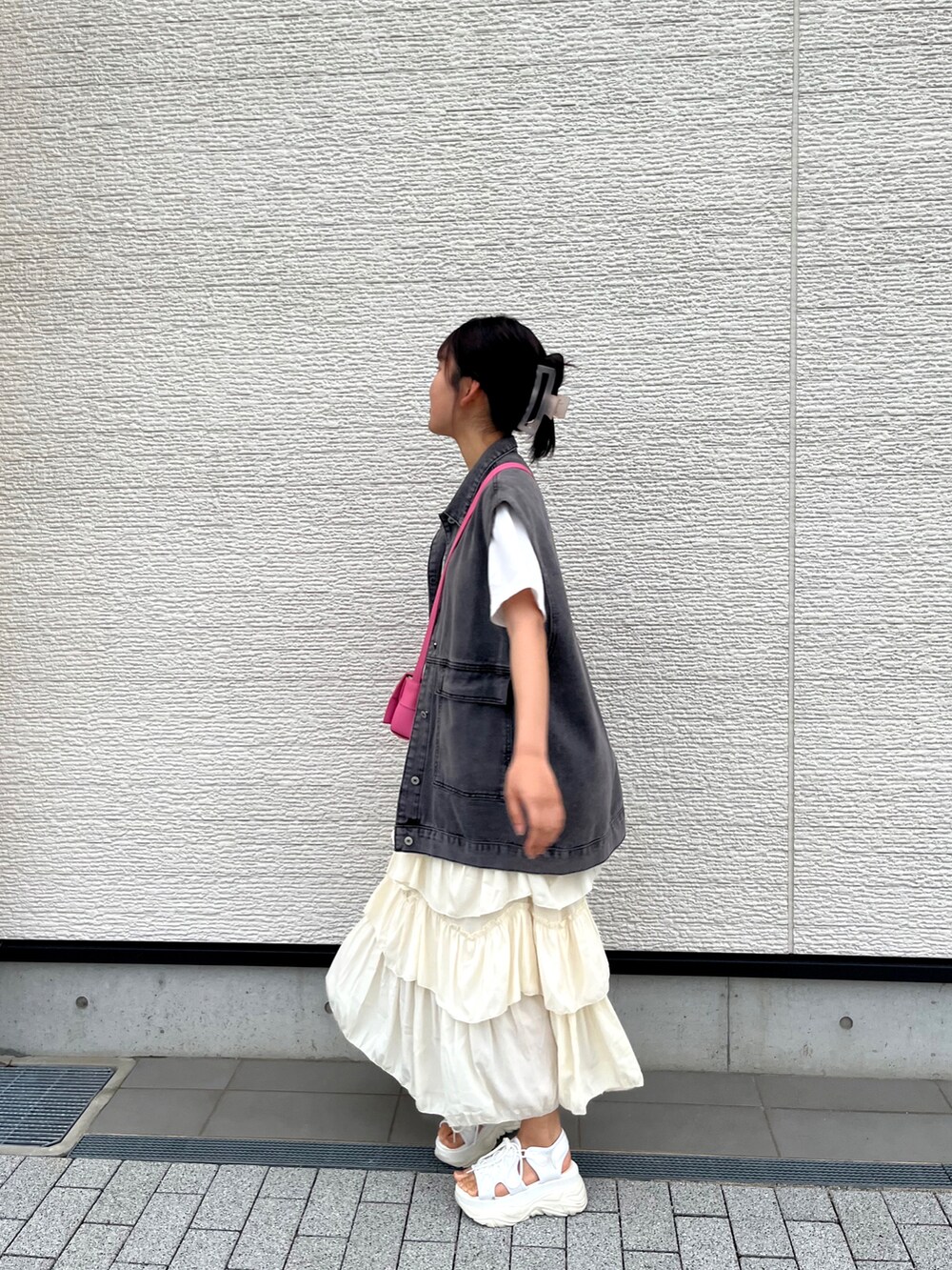 ホワイト系のサンダル、ホワイト系のスカート、グレー系のジャケット/アウターを着用したレディースの夏コーディネートの4枚目の写真