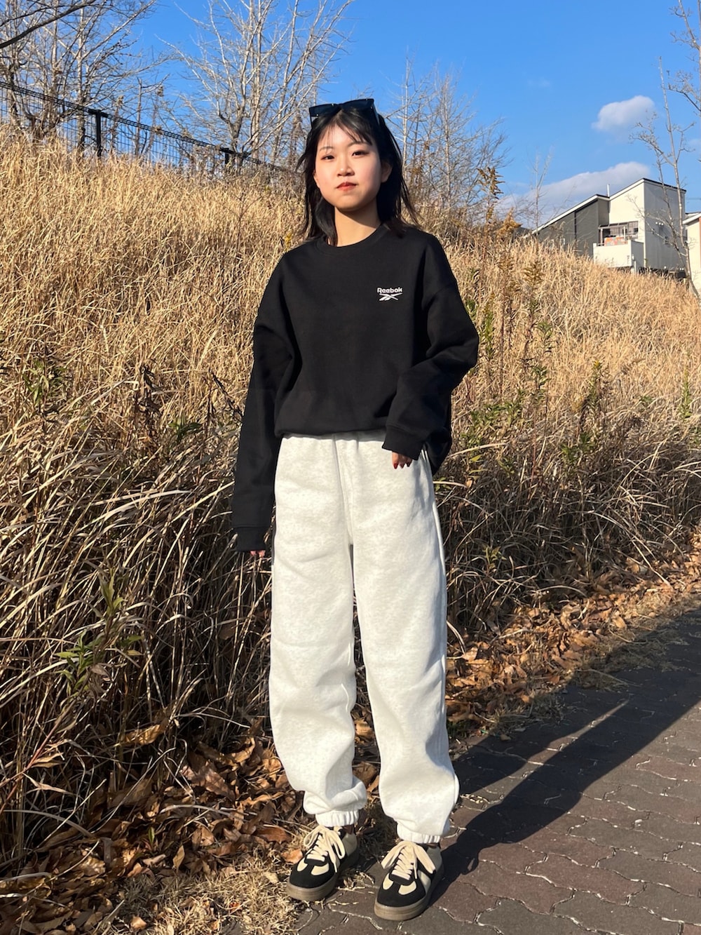 「大人カジュアル、パンツコーデ、シンプル、あったかコーデ、防寒、スウェット、ユニクロ、モノトーン、サングラス、スニーカー」｜「UNIQLOのアイテム（スウェットパンツ、ホワイト系）」を使った、ながいゆなさん（骨格ウェーブ・レディース・160cm）の冬コーディネートの3枚目の写真