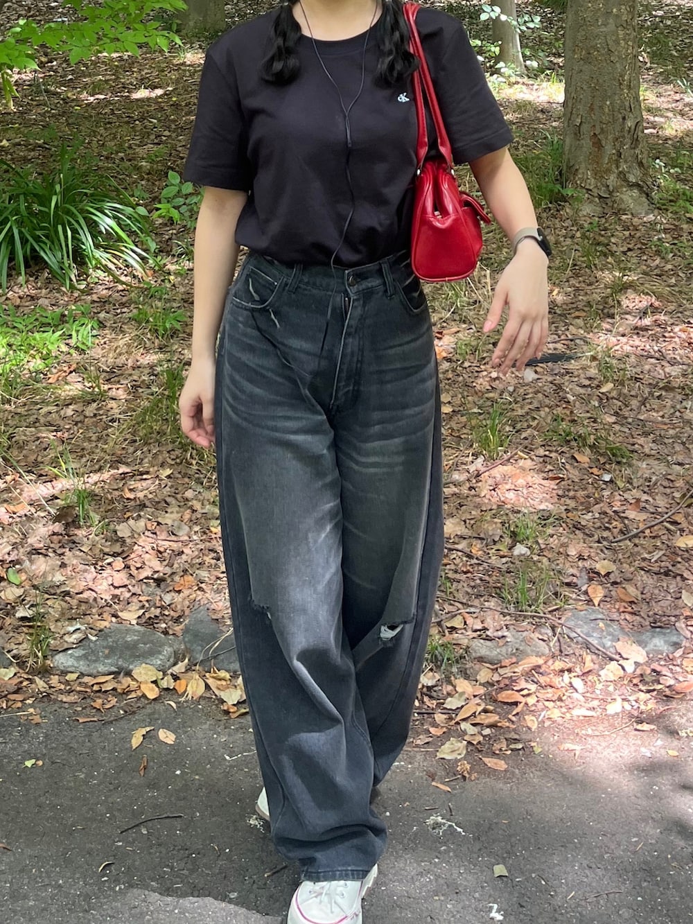 ブラック系のTシャツ/カットソー、レッド系のバッグ、ブラック系のデニムパンツを着用したレディースの夏コーディネートの2枚目の写真