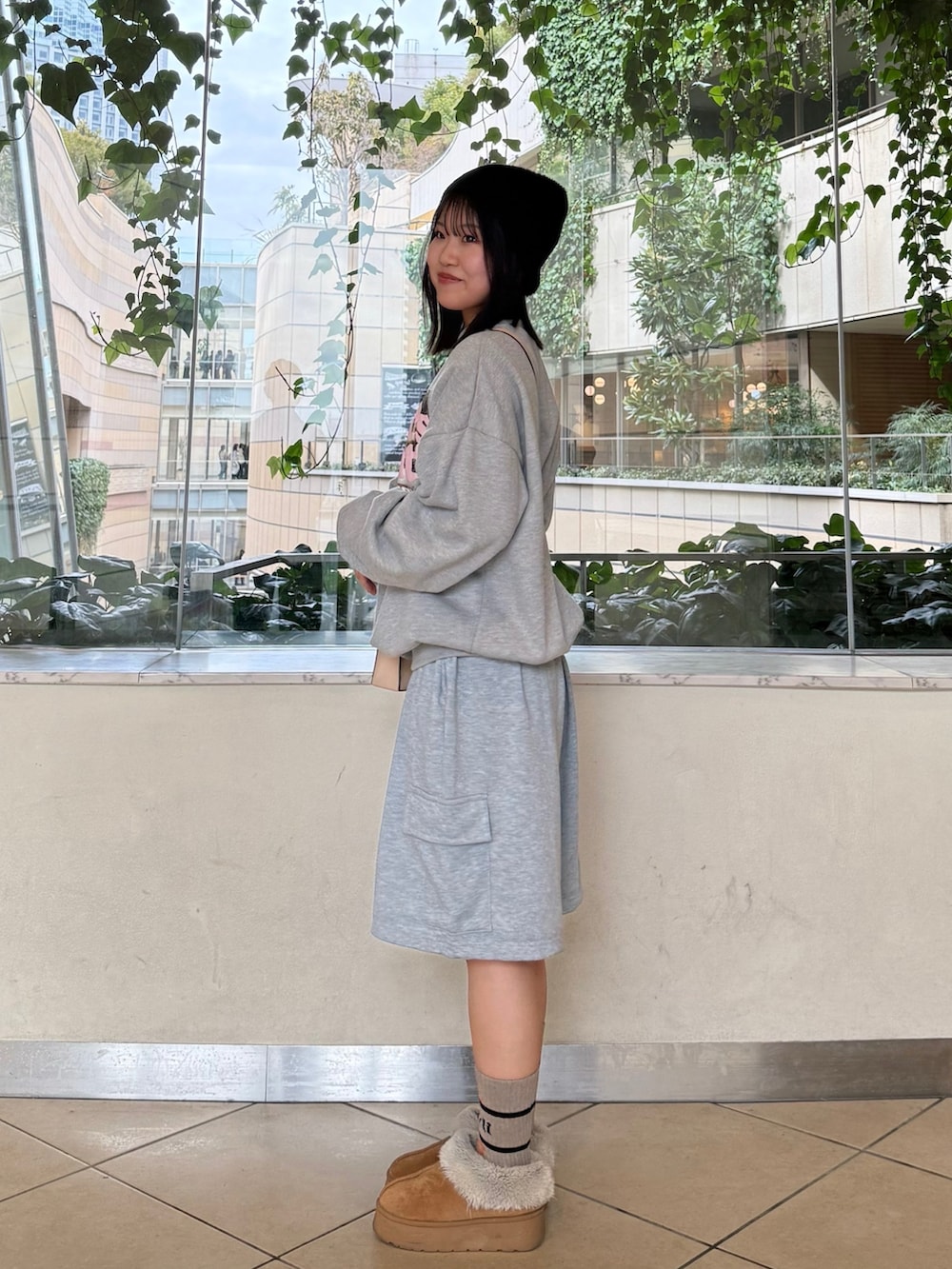 グレー系のスウェットパンツ、グレー系のスウェット、ベージュ系のショルダーバッグを着用したレディースの春コーディネートの3枚目の写真