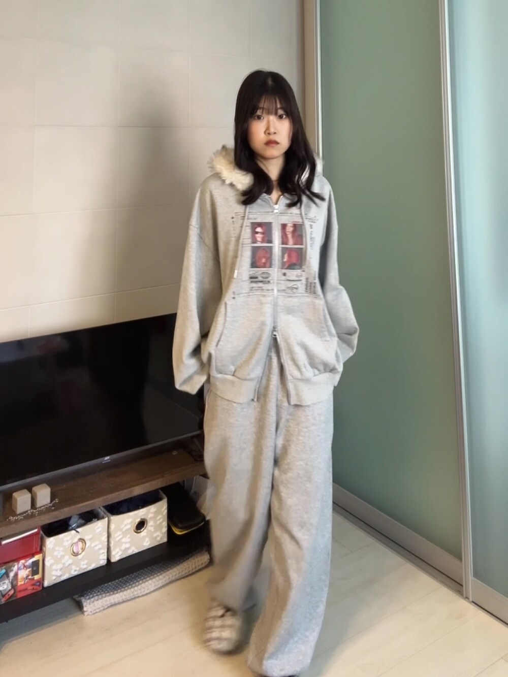 グレー系のスウェットパンツ、グレー系のパーカーを着用したレディースの秋コーディネートの2枚目の写真