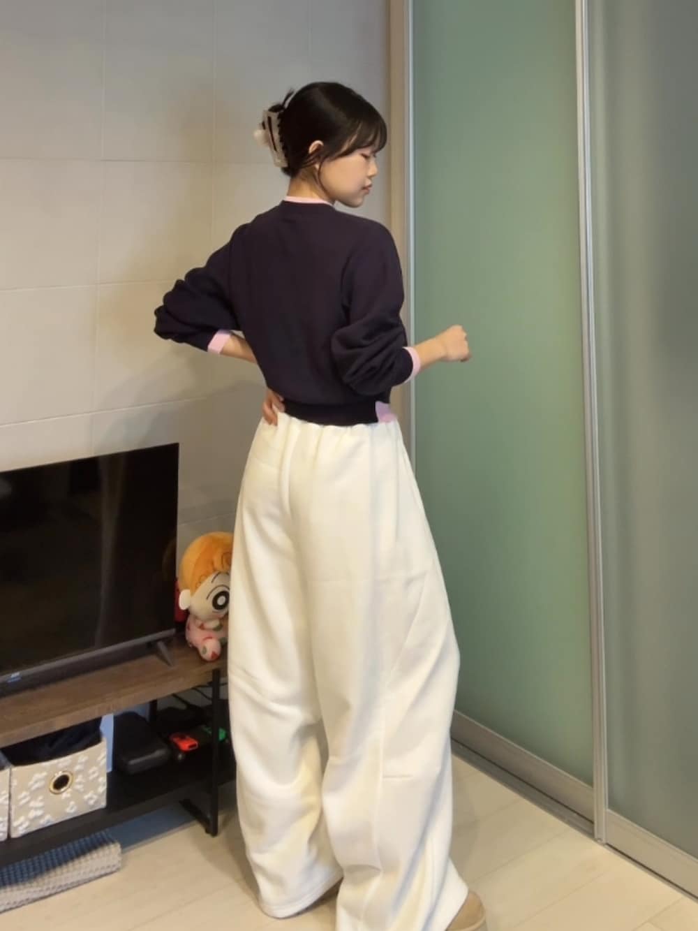 ブルー系のニット/セーター、ホワイト系のスウェットパンツ、ベージュ系のブーツを着用したレディースの冬コーディネートの2枚目の写真