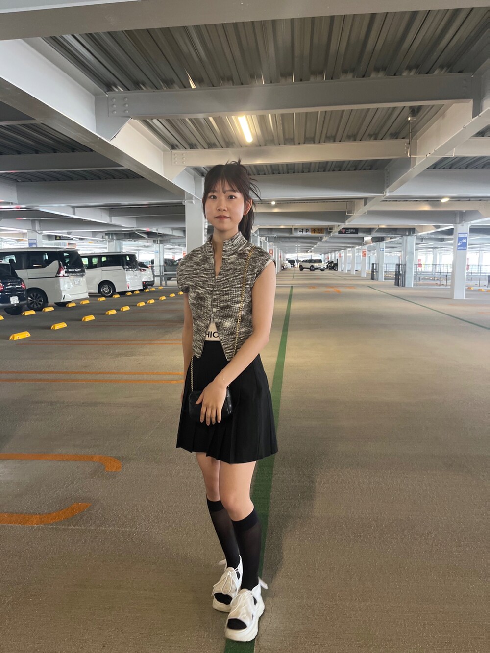 ホワイト系のサンダル、ブラック系のショルダーバッグ、ブラック系のスカートを着用したレディースの夏コーディネートの4枚目の写真