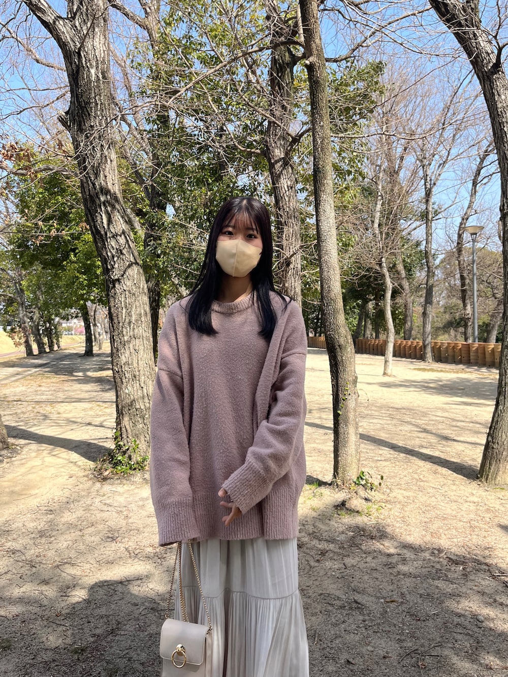 「春服デビュー宣言、春コーデ、ピンクニット、ピンクコーデ、ゆるコーデ、ニット」｜「Honeysのティアードスカート（スカート、ホワイト系）」を使った、ながいゆなさん（骨格ウェーブ・レディース・158cm）の春コーディネートの3枚目の写真