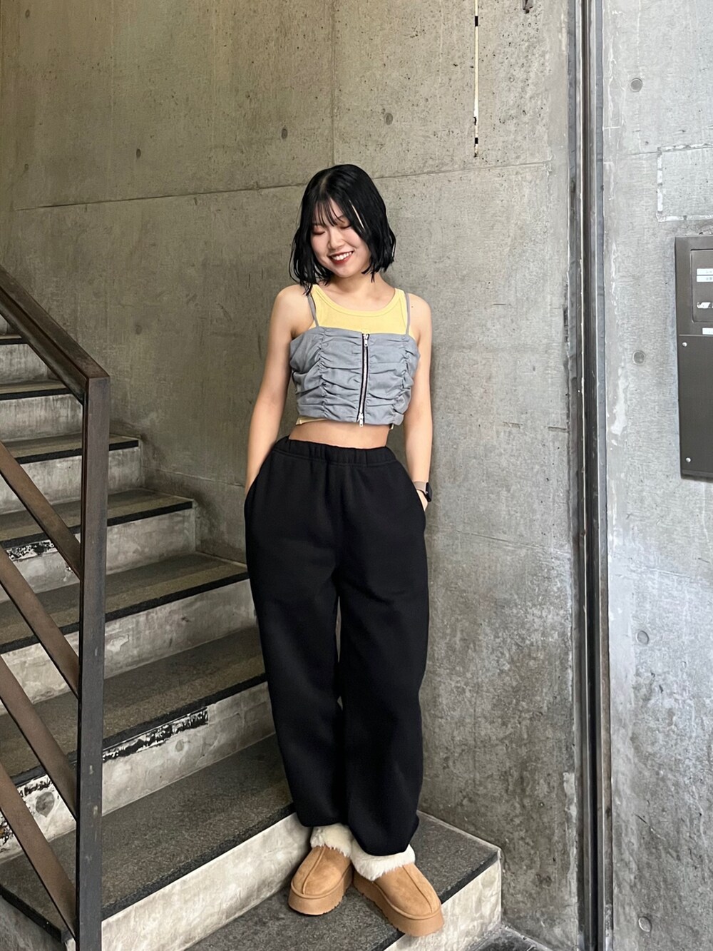 ベージュ系のブーツ、ブラック系のスウェットパンツ、ブラック系のパーカーを着用したレディースの秋コーディネートの3枚目の写真