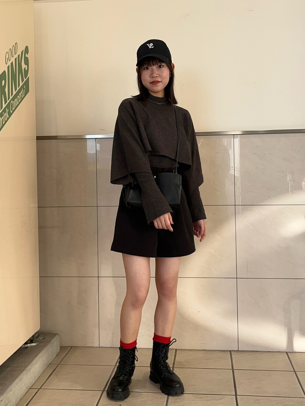 グレー系のニット/セーター、ブラック系のその他パンツ、ブラック系のブーツを着用したレディースの秋コーディネートの4枚目の写真