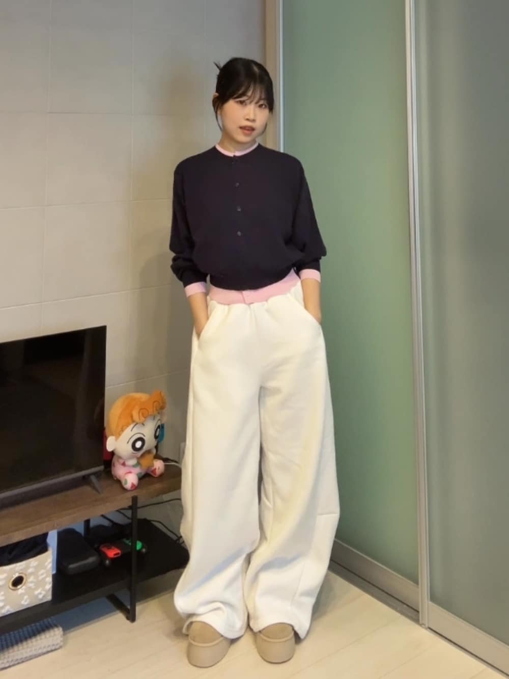 ブルー系のニット/セーター、ホワイト系のスウェットパンツ、ベージュ系のブーツを着用したレディースの冬コーディネートの3枚目の写真