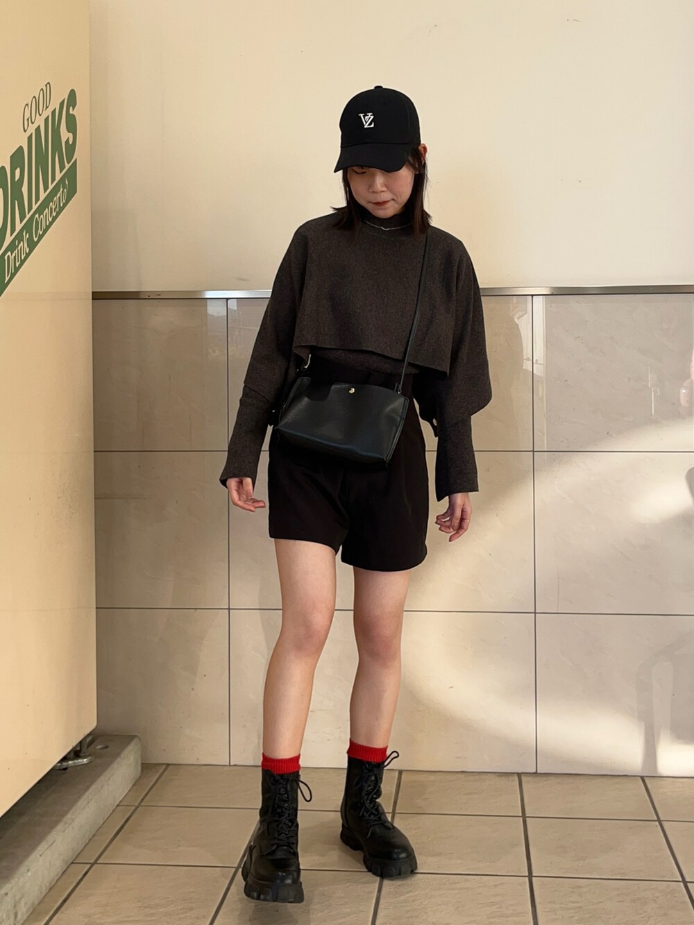 グレー系のニット/セーター、ブラック系のその他パンツ、ブラック系のブーツを着用したレディースの秋コーディネートの3枚目の写真